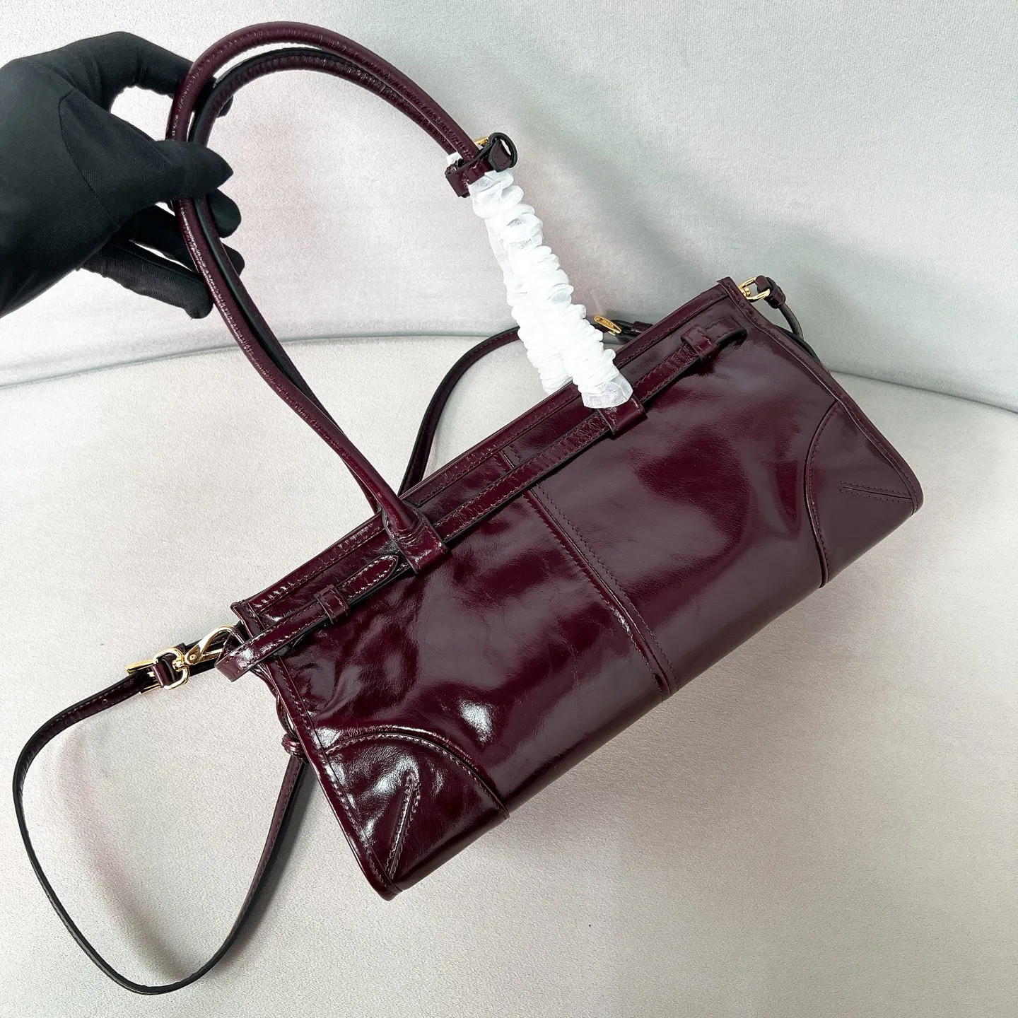 💰1840✨New model debut✨Oil-waxed leather LuxSoft handbag large size 1BA426 Popular LuxSoftBag Retro oil-waxed leather with gold hardware Iconic triangle logo Comes with a long shoulder strap Can be carried on one shoulder or crossbody The fashionable feel is straight forward Size 32*15.5*12 wine red