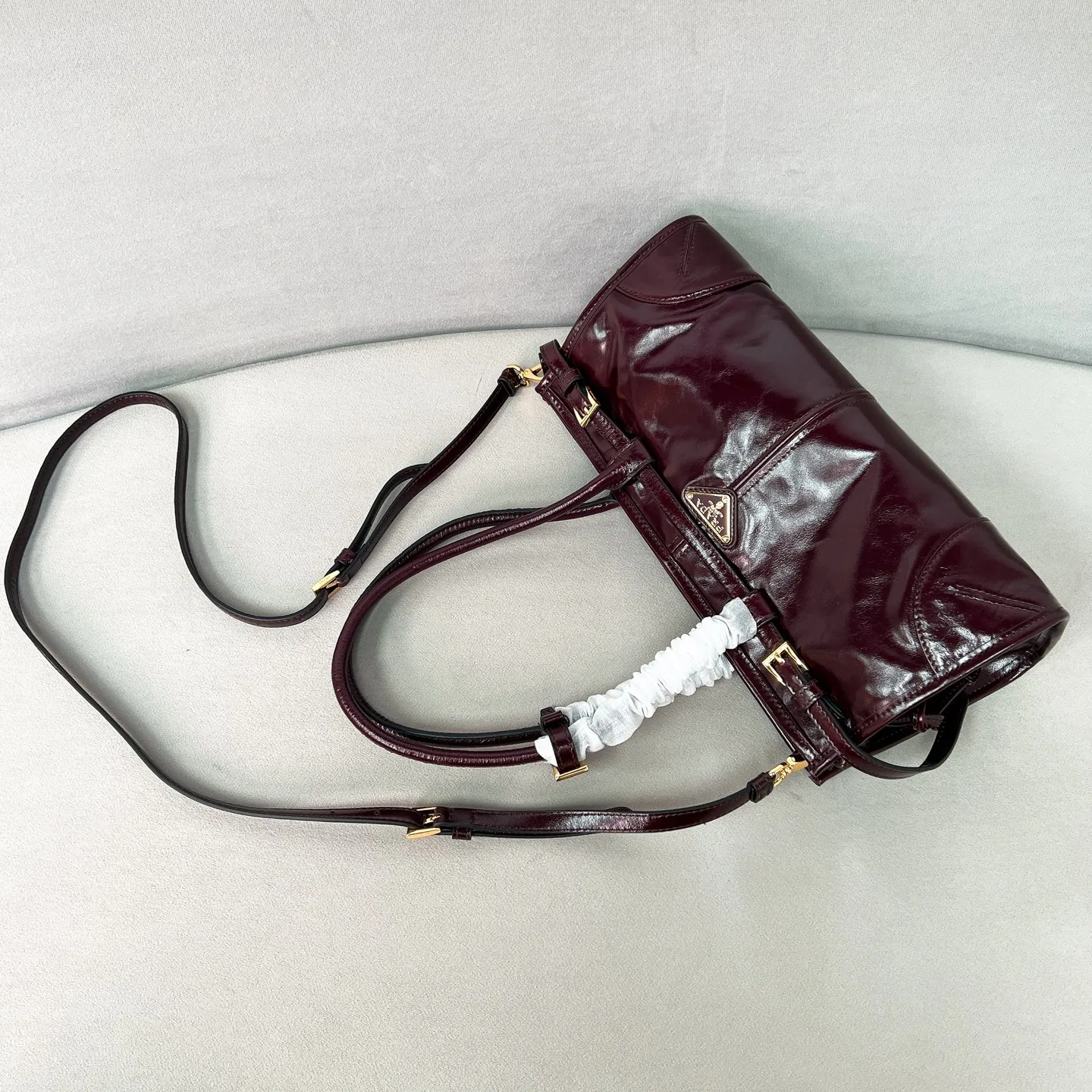 💰1840✨New model debut✨Oil-waxed leather LuxSoft handbag large size 1BA426 Popular LuxSoftBag Retro oil-waxed leather with gold hardware Iconic triangle logo Comes with a long shoulder strap Can be carried on one shoulder or crossbody The fashionable feel is straight forward Size 32*15.5*12 wine red