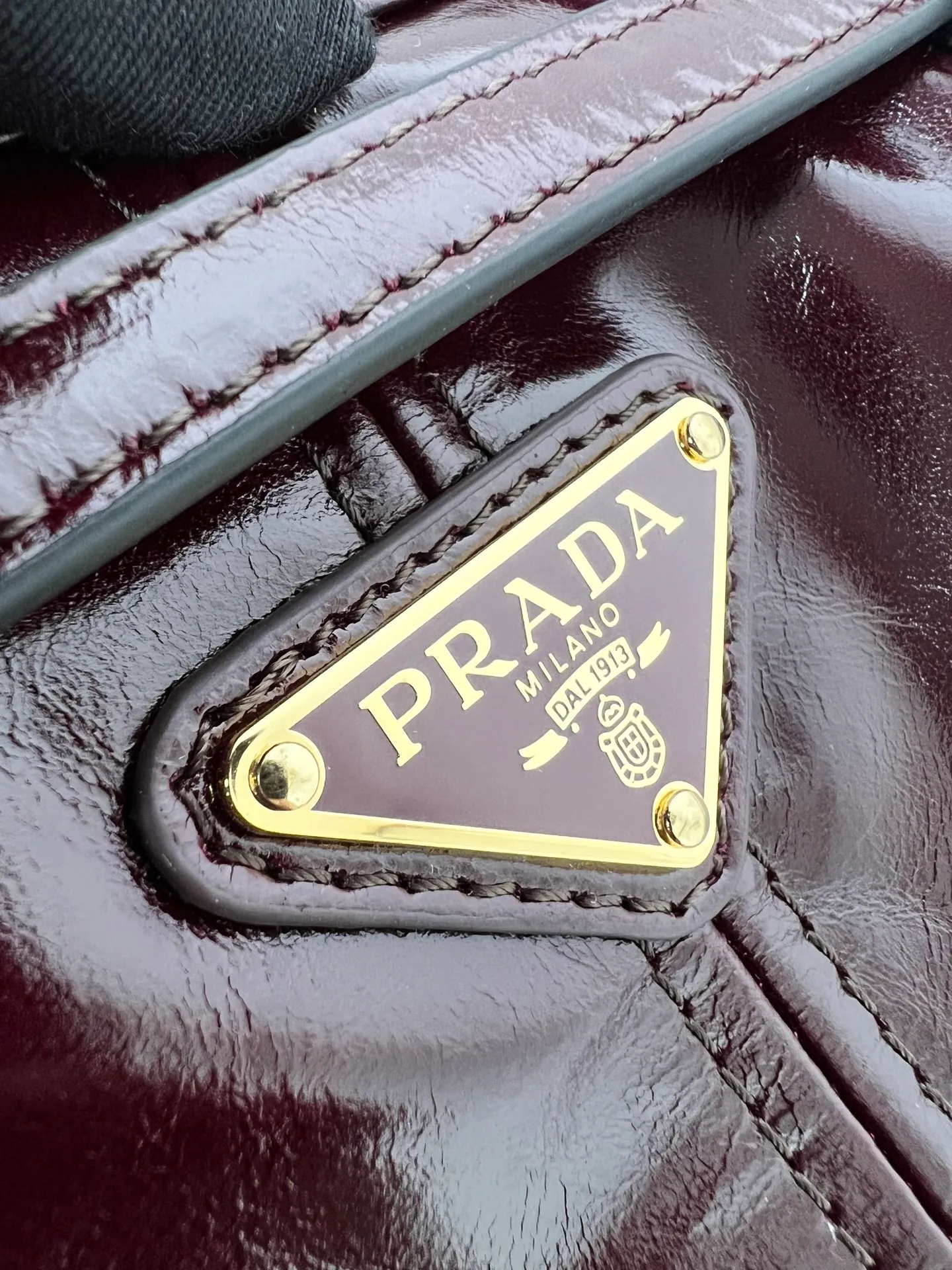 💰1840✨New model debut✨Oil-waxed leather LuxSoft handbag large size 1BA426 Popular LuxSoftBag Retro oil-waxed leather with gold hardware Iconic triangle logo Comes with a long shoulder strap Can be carried on one shoulder or crossbody The fashionable feel is straight forward Size 32*15.5*12 wine red