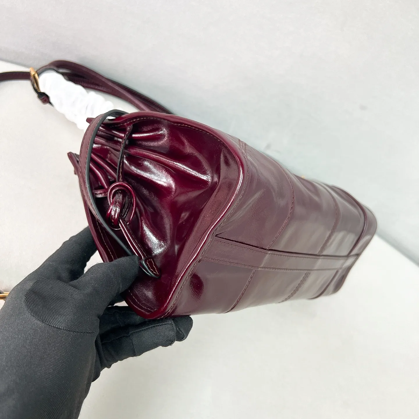 💰1840✨New model debut✨Oil-waxed leather LuxSoft handbag large size 1BA426 Popular LuxSoftBag Retro oil-waxed leather with gold hardware Iconic triangle logo Comes with a long shoulder strap Can be carried on one shoulder or crossbody The fashionable feel is straight forward Size 32*15.5*12 wine red