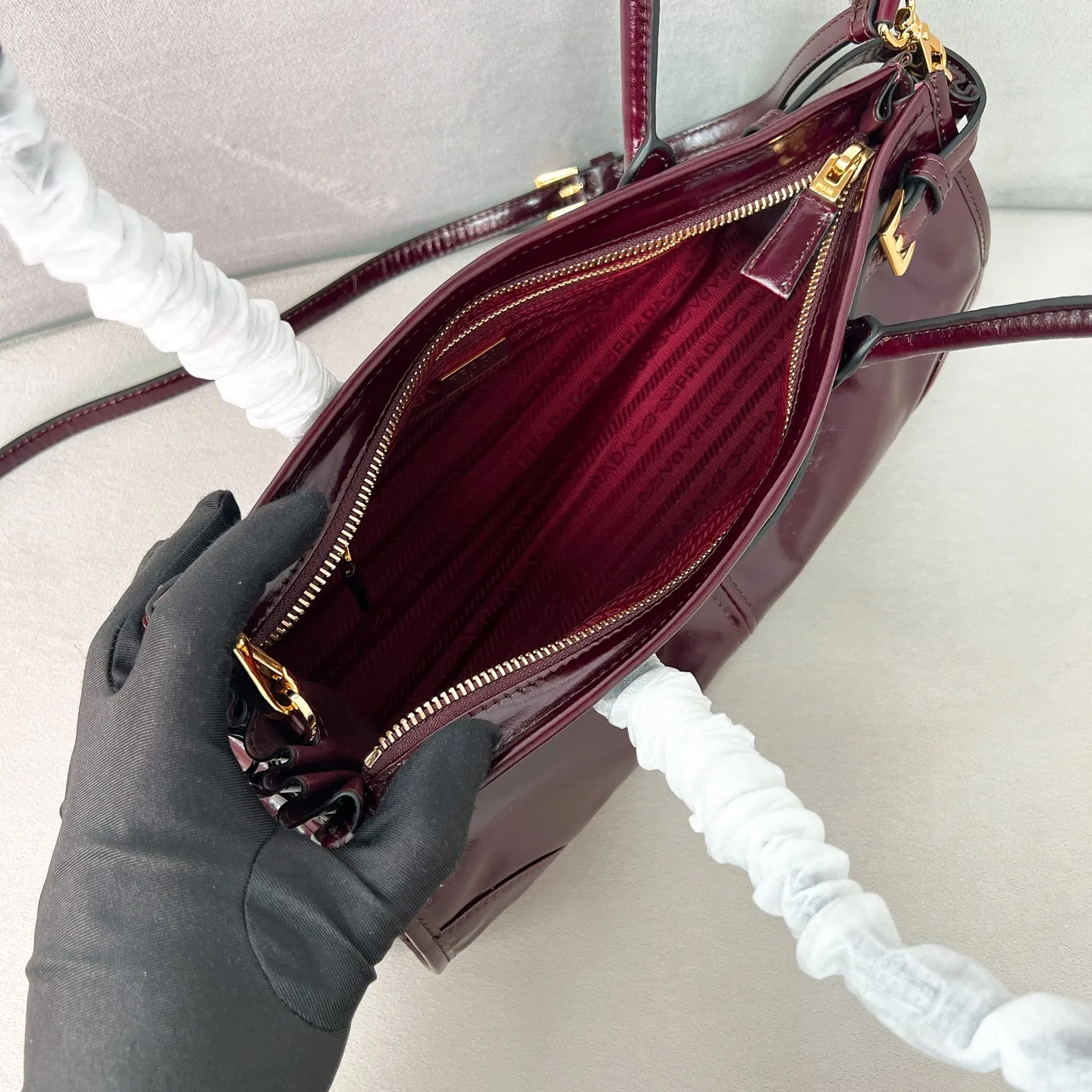 💰1840✨New model debut✨Oil-waxed leather LuxSoft handbag large size 1BA426 Popular LuxSoftBag Retro oil-waxed leather with gold hardware Iconic triangle logo Comes with a long shoulder strap Can be carried on one shoulder or crossbody The fashionable feel is straight forward Size 32*15.5*12 wine red