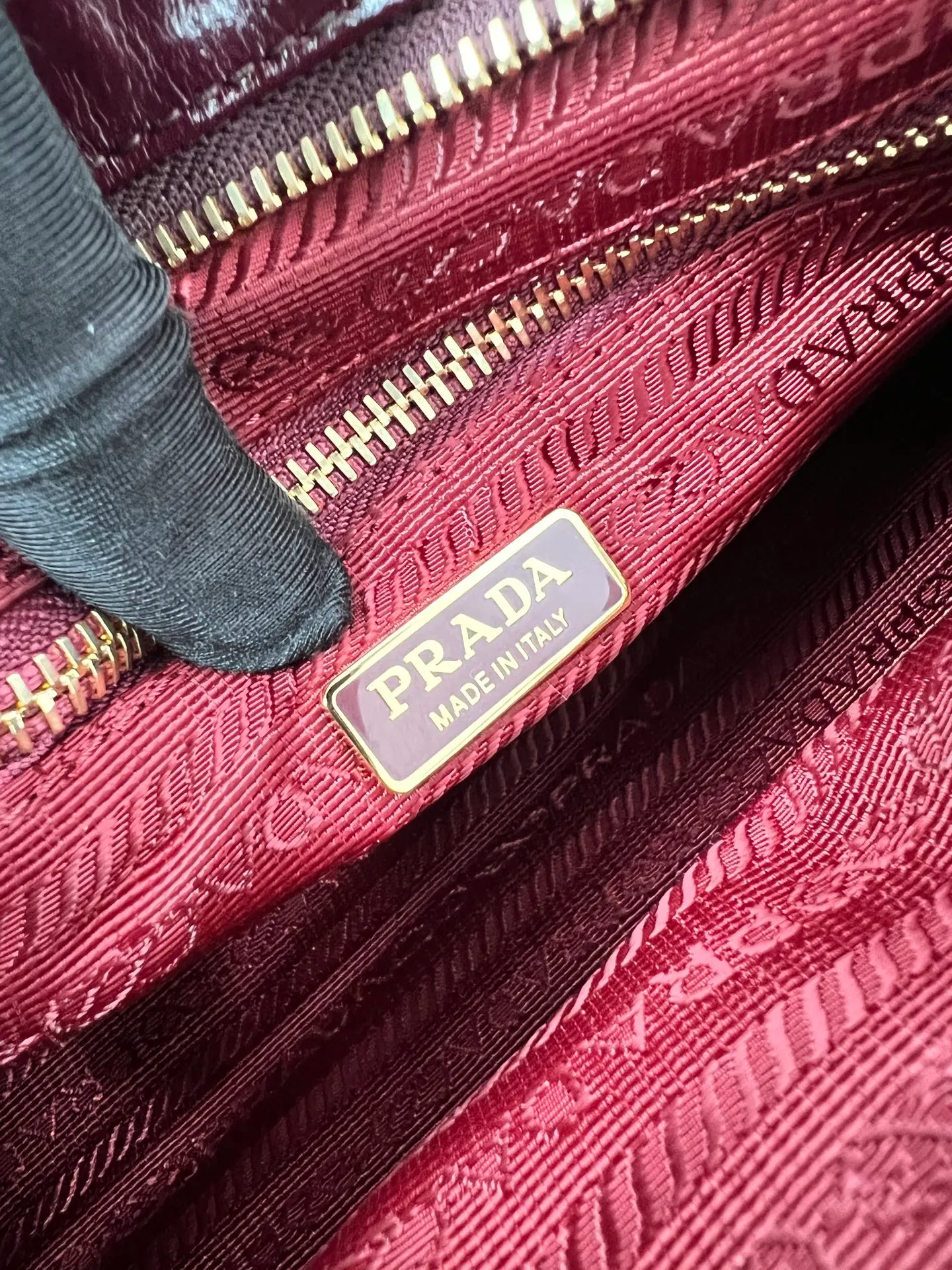 💰1840✨New model debut✨Oil-waxed leather LuxSoft handbag large size 1BA426 Popular LuxSoftBag Retro oil-waxed leather with gold hardware Iconic triangle logo Comes with a long shoulder strap Can be carried on one shoulder or crossbody The fashionable feel is straight forward Size 32*15.5*12 wine red