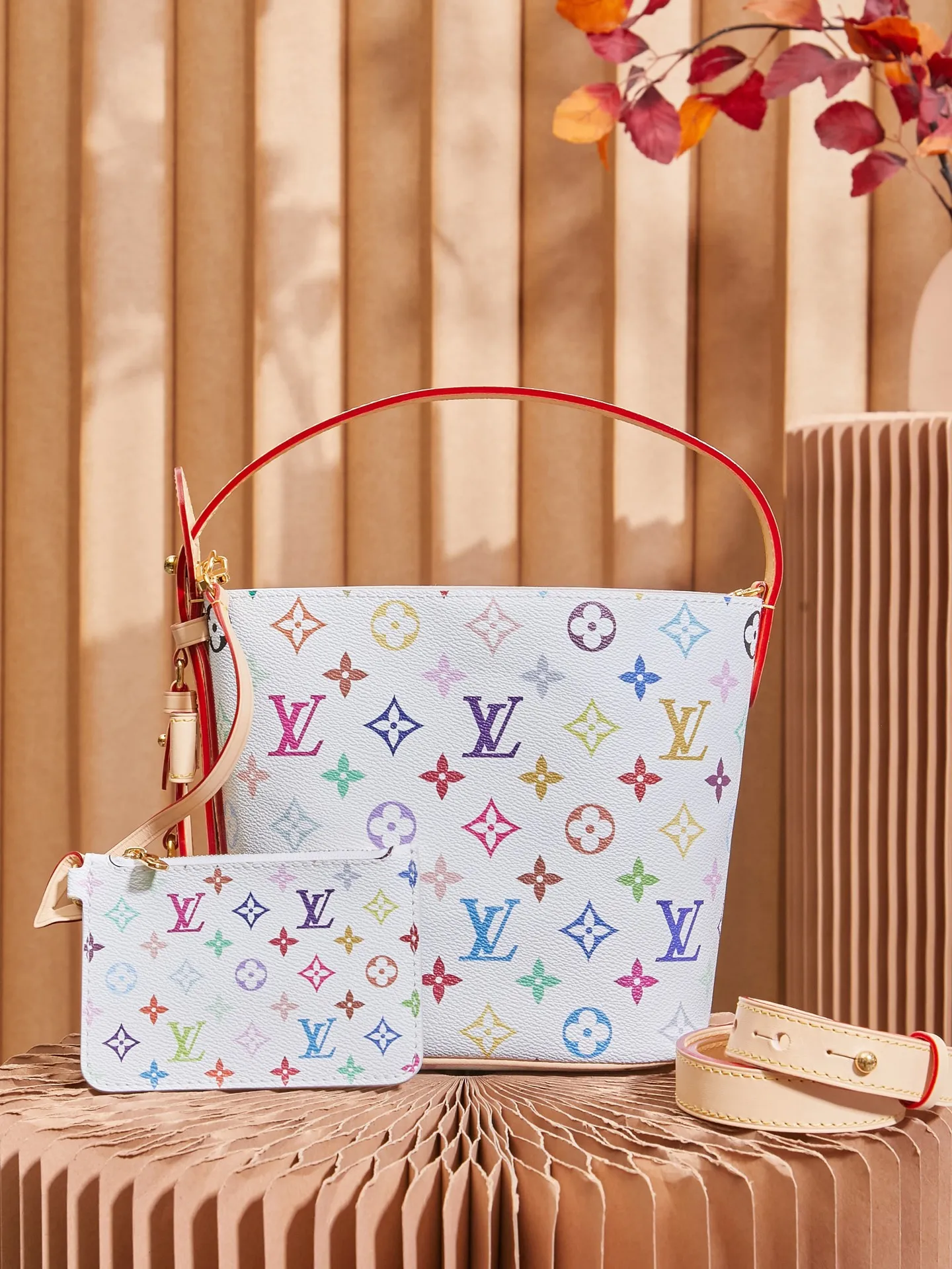 P¥1240👉nfc163C01 dynamic chip👈 [100% MB special grade, all steel hardware, imported fabrics] This All In BB handbag conveys the fun style of the Louis Vuitton x Murakami reissue series with smart details. Monogram coated canvas is rendered in the artist's rainbow of hues, and the nameplate is embellished with bows and padlocks. With the adjustable cowhide handle and leather shoulder strap, it can be carried by hand, shoulder or cross-body. Monogram coated canvas - Calfskin leather trim - Fabric lining - Metal hardware - Magnetic and hook closure - Removable zippered interior pocket with a brand name - Padlock for smartphone, keys, headphones and Zippy wallet - Shoulder strap: non-detachable, adjustable! ! Model: M13089; Size: 16x18x12CM