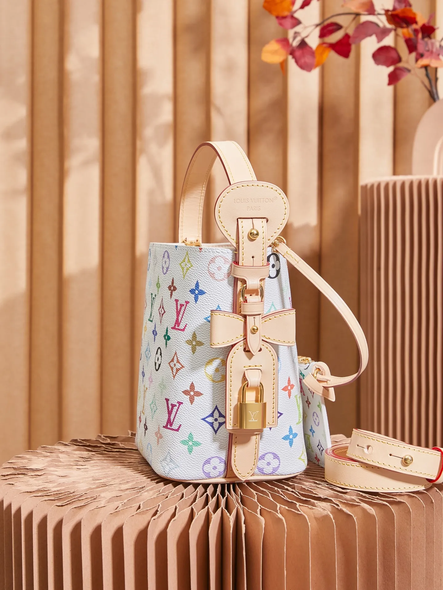P¥1240👉nfc163C01 dynamic chip👈 [100% MB special grade, all steel hardware, imported fabrics] This All In BB handbag conveys the fun style of the Louis Vuitton x Murakami reissue series with smart details. Monogram coated canvas is rendered in the artist's rainbow of hues, and the nameplate is embellished with bows and padlocks. With the adjustable cowhide handle and leather shoulder strap, it can be carried by hand, shoulder or cross-body. Monogram coated canvas - Calfskin leather trim - Fabric lining - Metal hardware - Magnetic and hook closure - Removable zippered interior pocket with a brand name - Padlock for smartphone, keys, headphones and Zippy wallet - Shoulder strap: non-detachable, adjustable! ! Model: M13089; Size: 16x18x12CM