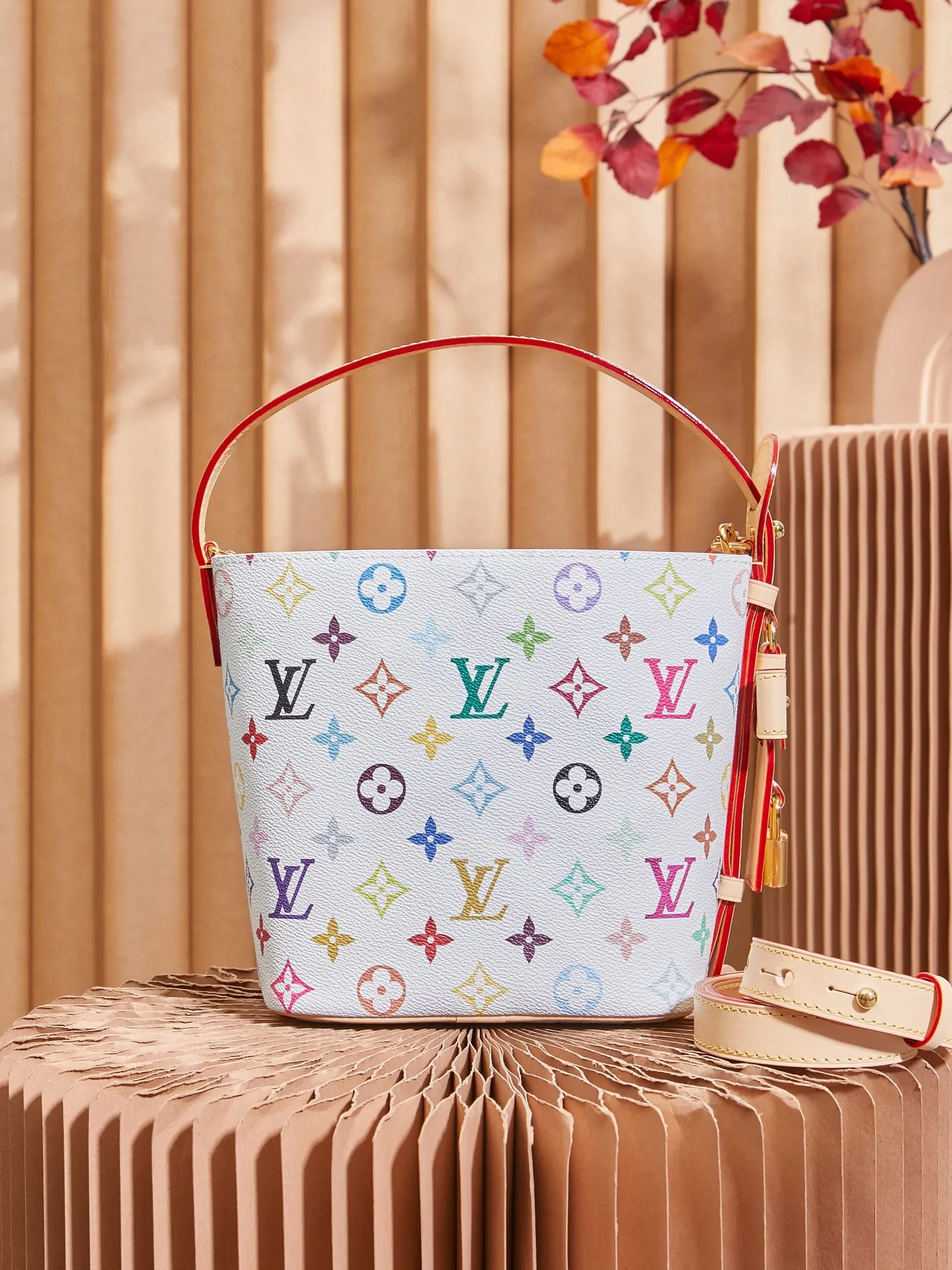 P¥1240👉nfc163C01 dynamic chip👈 [100% MB special grade, all steel hardware, imported fabrics] This All In BB handbag conveys the fun style of the Louis Vuitton x Murakami reissue series with smart details. Monogram coated canvas is rendered in the artist's rainbow of hues, and the nameplate is embellished with bows and padlocks. With the adjustable cowhide handle and leather shoulder strap, it can be carried by hand, shoulder or cross-body. Monogram coated canvas - Calfskin leather trim - Fabric lining - Metal hardware - Magnetic and hook closure - Removable zippered interior pocket with a brand name - Padlock for smartphone, keys, headphones and Zippy wallet - Shoulder strap: non-detachable, adjustable! ! Model: M13089; Size: 16x18x12CM