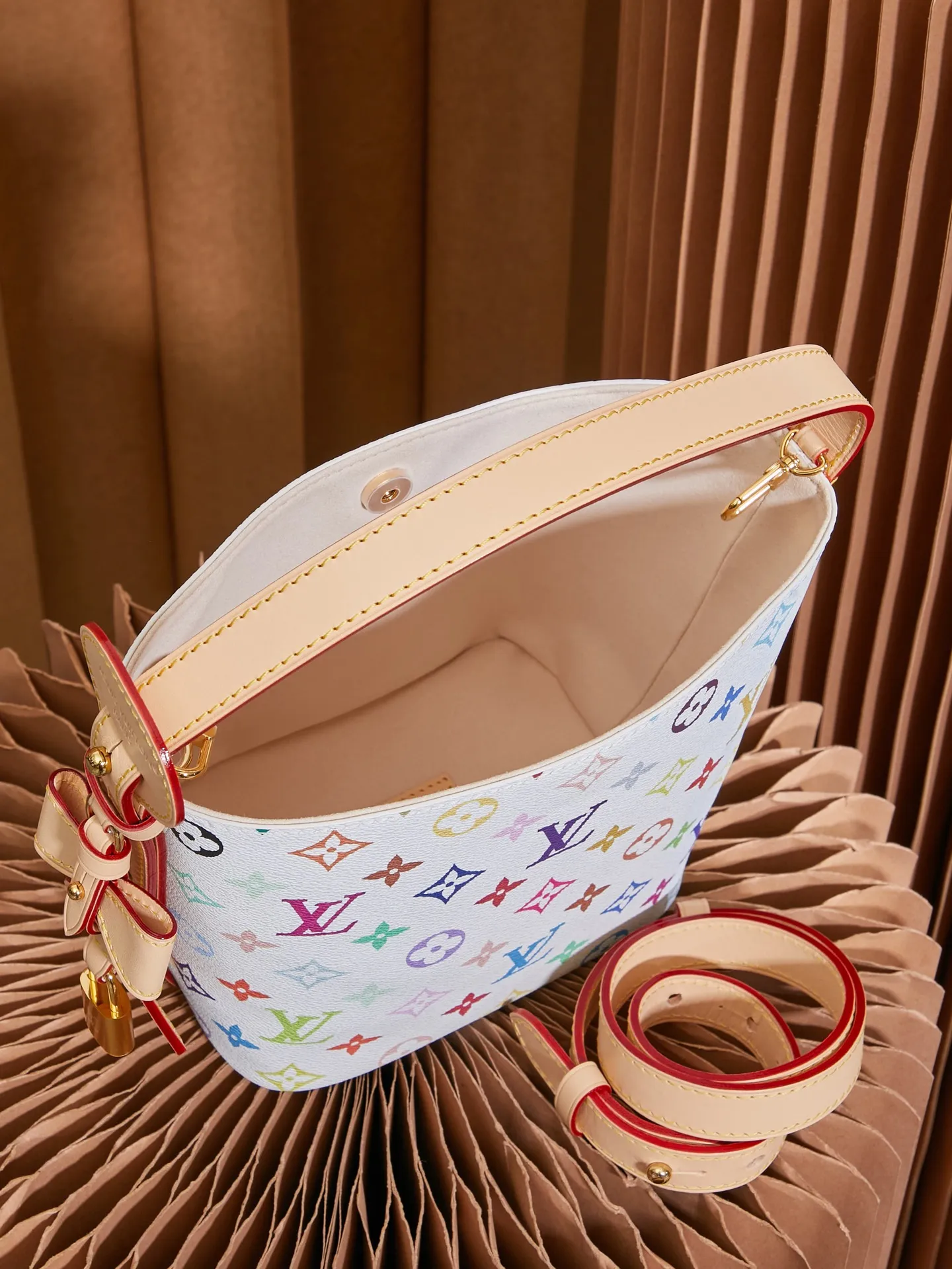 P¥1240👉nfc163C01 dynamic chip👈 [100% MB special grade, all steel hardware, imported fabrics] This All In BB handbag conveys the fun style of the Louis Vuitton x Murakami reissue series with smart details. Monogram coated canvas is rendered in the artist's rainbow of hues, and the nameplate is embellished with bows and padlocks. With the adjustable cowhide handle and leather shoulder strap, it can be carried by hand, shoulder or cross-body. Monogram coated canvas - Calfskin leather trim - Fabric lining - Metal hardware - Magnetic and hook closure - Removable zippered interior pocket with a brand name - Padlock for smartphone, keys, headphones and Zippy wallet - Shoulder strap: non-detachable, adjustable! ! Model: M13089; Size: 16x18x12CM