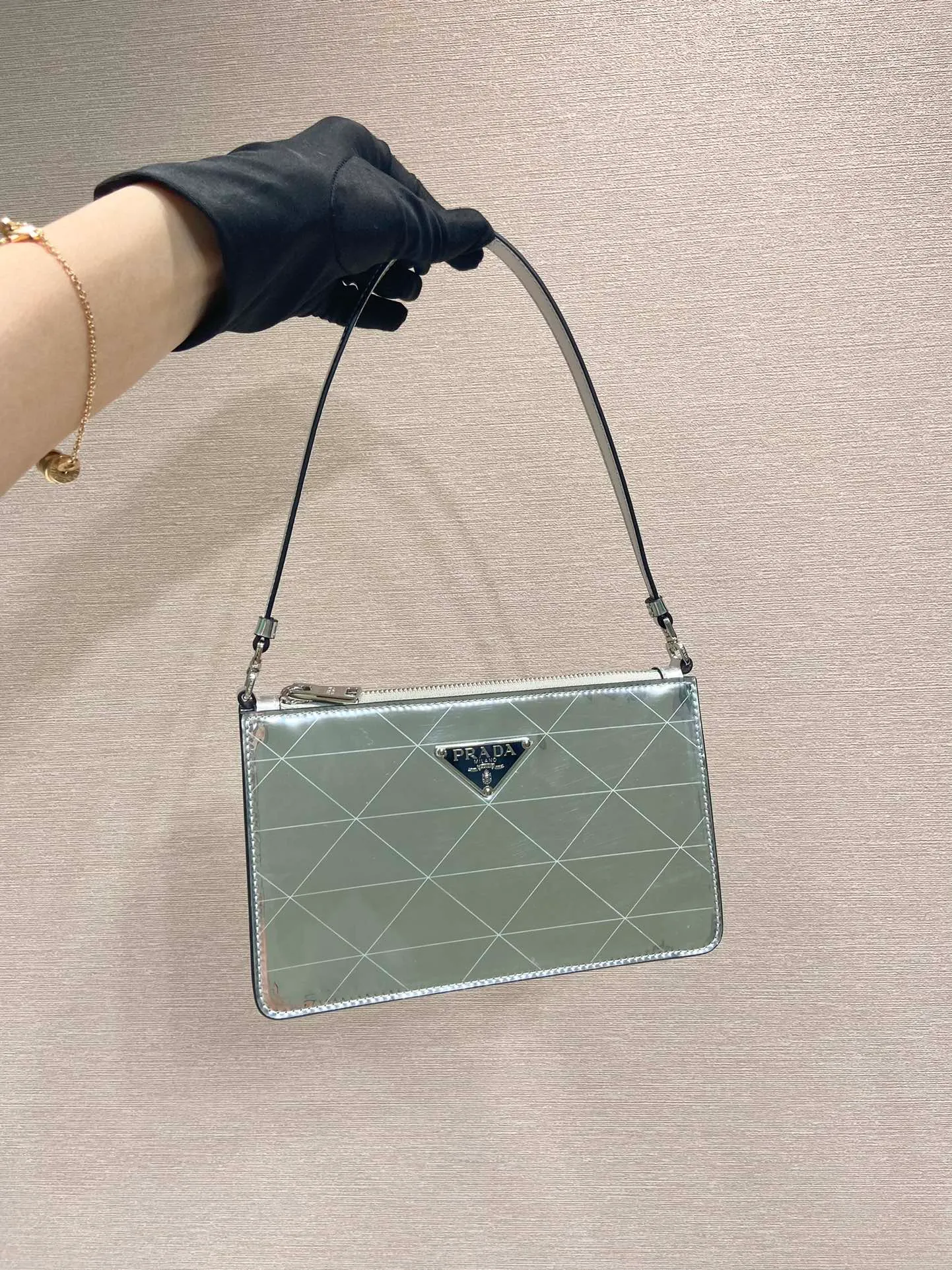 💰1120🎉Rhombus mirror armpit bag🎉1BC155🎉 Retro and chic armpit bag 😘P’s very classic series, the fashion circle has exploded! The iconic triangular small square design is super textured and unique. It makes the originally monotonous bag a little more thoughtful. It is eye-catching, cool, handsome and gentle. It is simple and elegant, and the upper body effect is very matching🎉🎉 Length 20x height 12x bottom 5.5cm