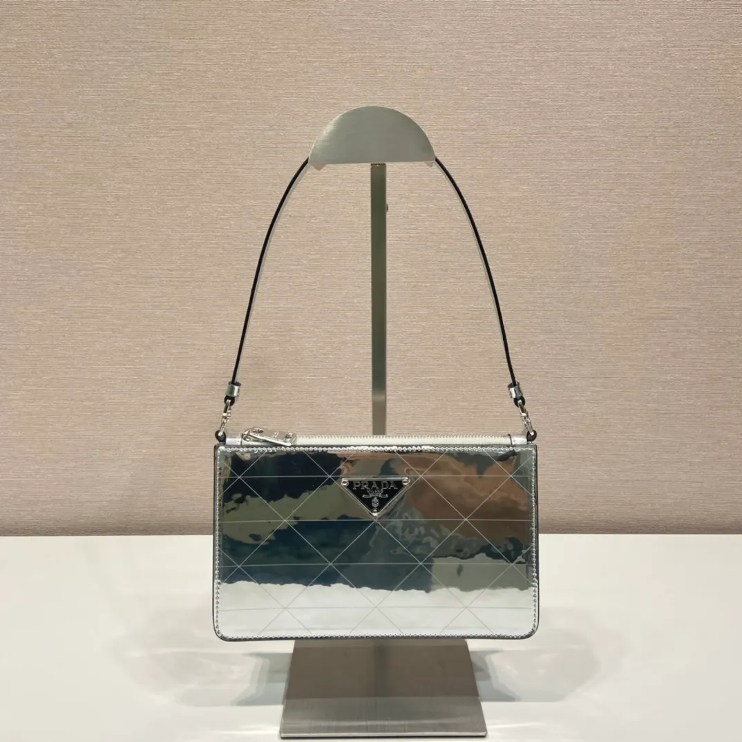 💰1120🎉Rhombus mirror armpit bag🎉1BC155🎉 Retro and chic armpit bag 😘P’s very classic series, the fashion circle has exploded! The iconic triangular small square design is super textured and unique. It makes the originally monotonous bag a little more thoughtful. It is eye-catching, cool, handsome and gentle. It is simple and elegant, and the upper body effect is very matching🎉🎉 Length 20x height 12x bottom 5.5cm
