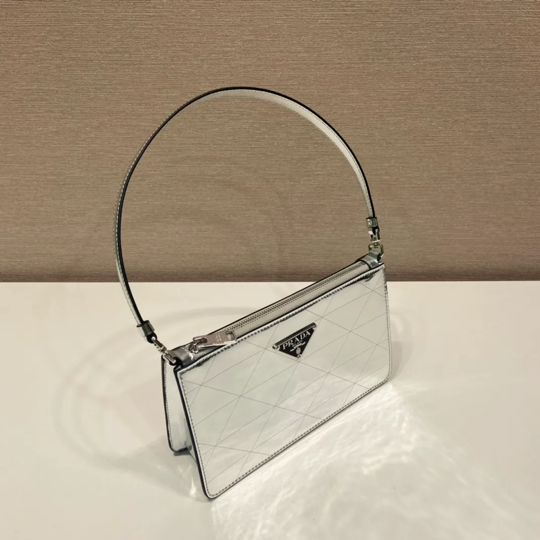 💰1120🎉Rhombus mirror armpit bag🎉1BC155🎉 Retro and chic armpit bag 😘P’s very classic series, the fashion circle has exploded! The iconic triangular small square design is super textured and unique. It makes the originally monotonous bag a little more thoughtful. It is eye-catching, cool, handsome and gentle. It is simple and elegant, and the upper body effect is very matching🎉🎉 Length 20x height 12x bottom 5.5cm