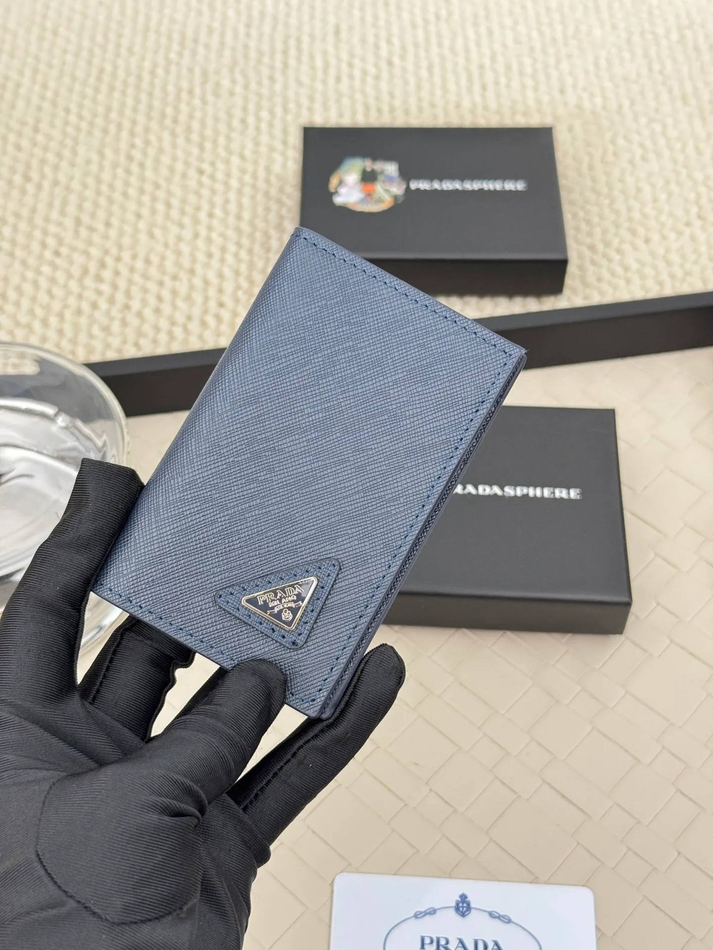 💰120 prada cross pattern unisex card holder, can be placed in pockets, bags, and can be held in hand, made of cross pattern imported calfskin, pocket card holder, can hold change, 6 card slots, simple and elegant fashion trend. Model 2MC101, color as shown in the picture, size 11×7cm,