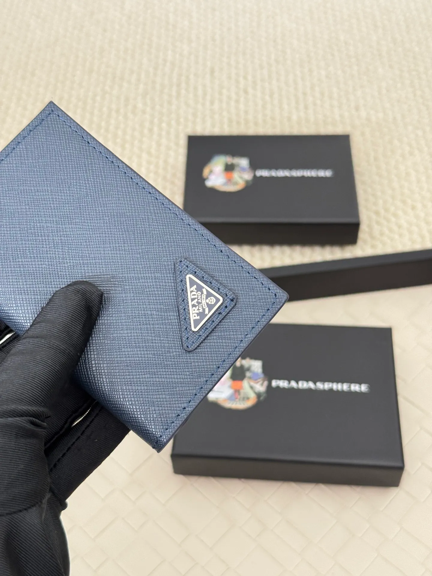 💰120 prada cross pattern unisex card holder, can be placed in pockets, bags, and can be held in hand, made of cross pattern imported calfskin, pocket card holder, can hold change, 6 card slots, simple and elegant fashion trend. Model 2MC101, color as shown in the picture, size 11×7cm,