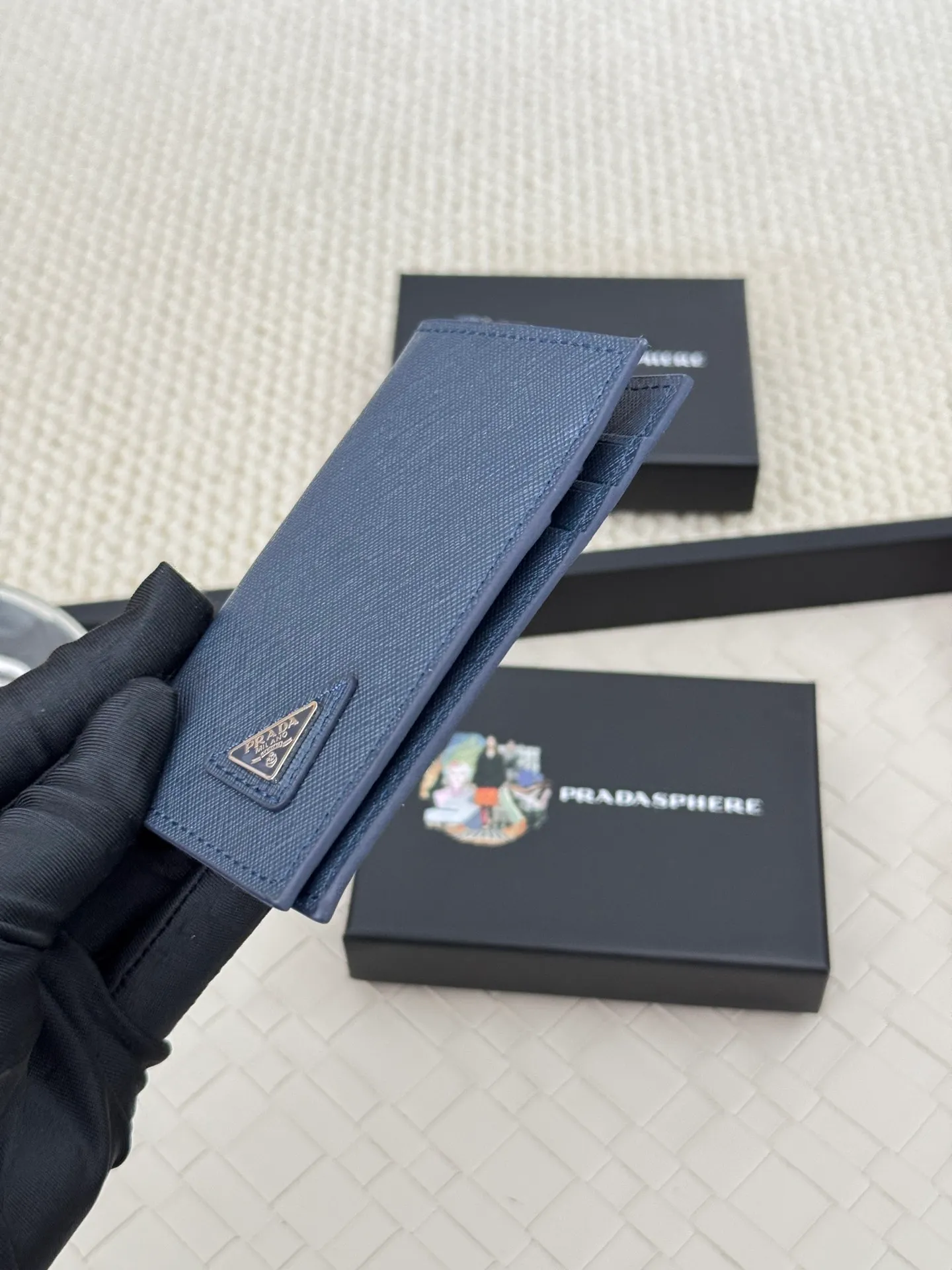 💰120 prada cross pattern unisex card holder, can be placed in pockets, bags, and can be held in hand, made of cross pattern imported calfskin, pocket card holder, can hold change, 6 card slots, simple and elegant fashion trend. Model 2MC101, color as shown in the picture, size 11×7cm,