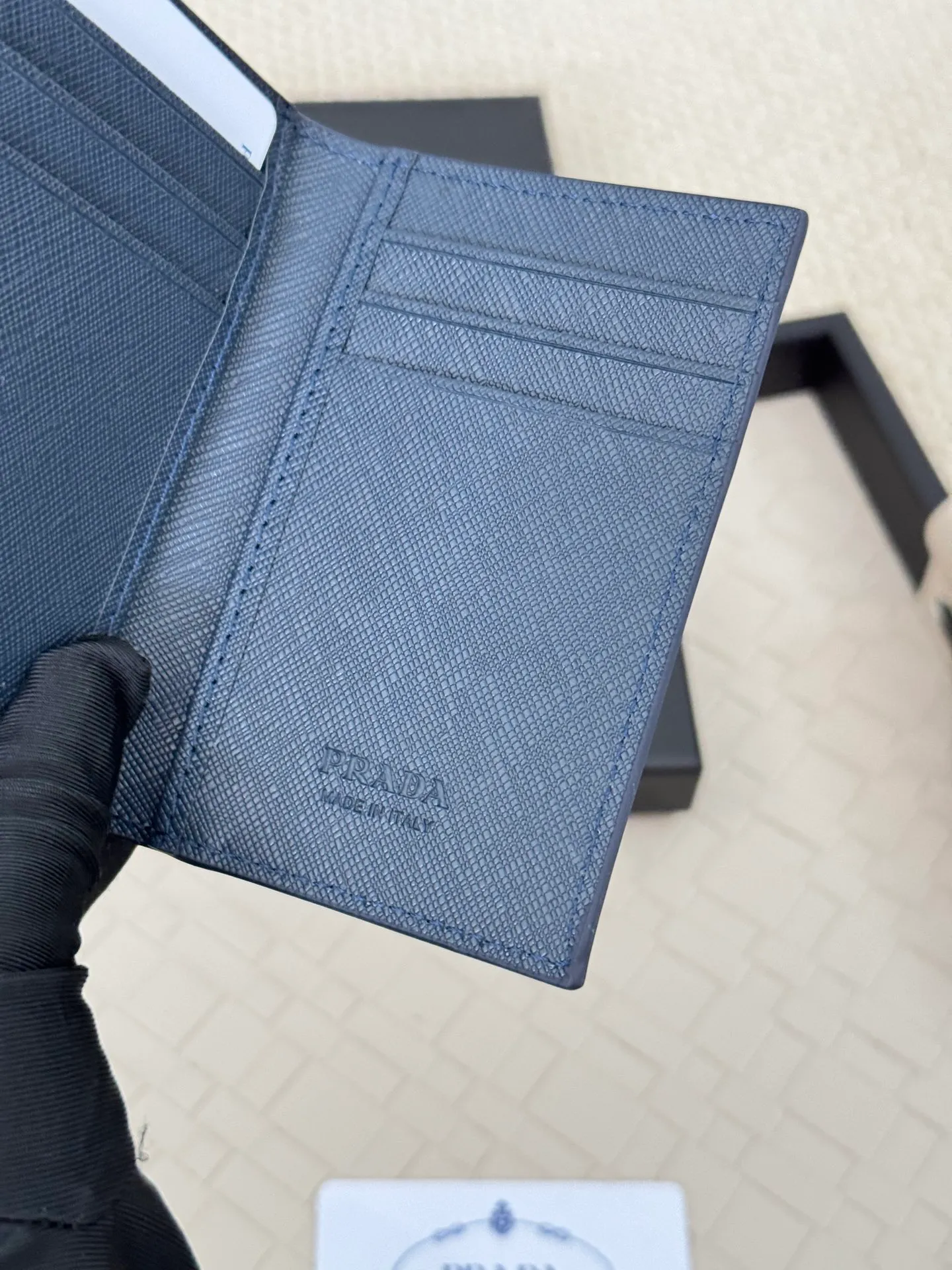 💰120 prada cross pattern unisex card holder, can be placed in pockets, bags, and can be held in hand, made of cross pattern imported calfskin, pocket card holder, can hold change, 6 card slots, simple and elegant fashion trend. Model 2MC101, color as shown in the picture, size 11×7cm,