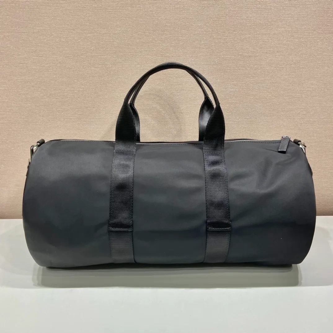 💰1320🎉Co-designed by ad and Pd🎉2VC015 is a collaboration between two major brands🤝 This travel bag is co-designed by ad and pd. It is made of Re-Nylon and Saffiano leather. It has ad’s classic contrasting three-strip cowhide pattern on the side and a joint environmentally friendly mark. Equipped with a detachable long nylon shoulder strap, it looks particularly novel and casual😘😘The upper body effect is great👏👏A must-have artifact when going out🎉🎉Hurry up and get it🎉🎉 Length 50x Height 27x Bottom 25cm🎉🎉🎉👏👏👏