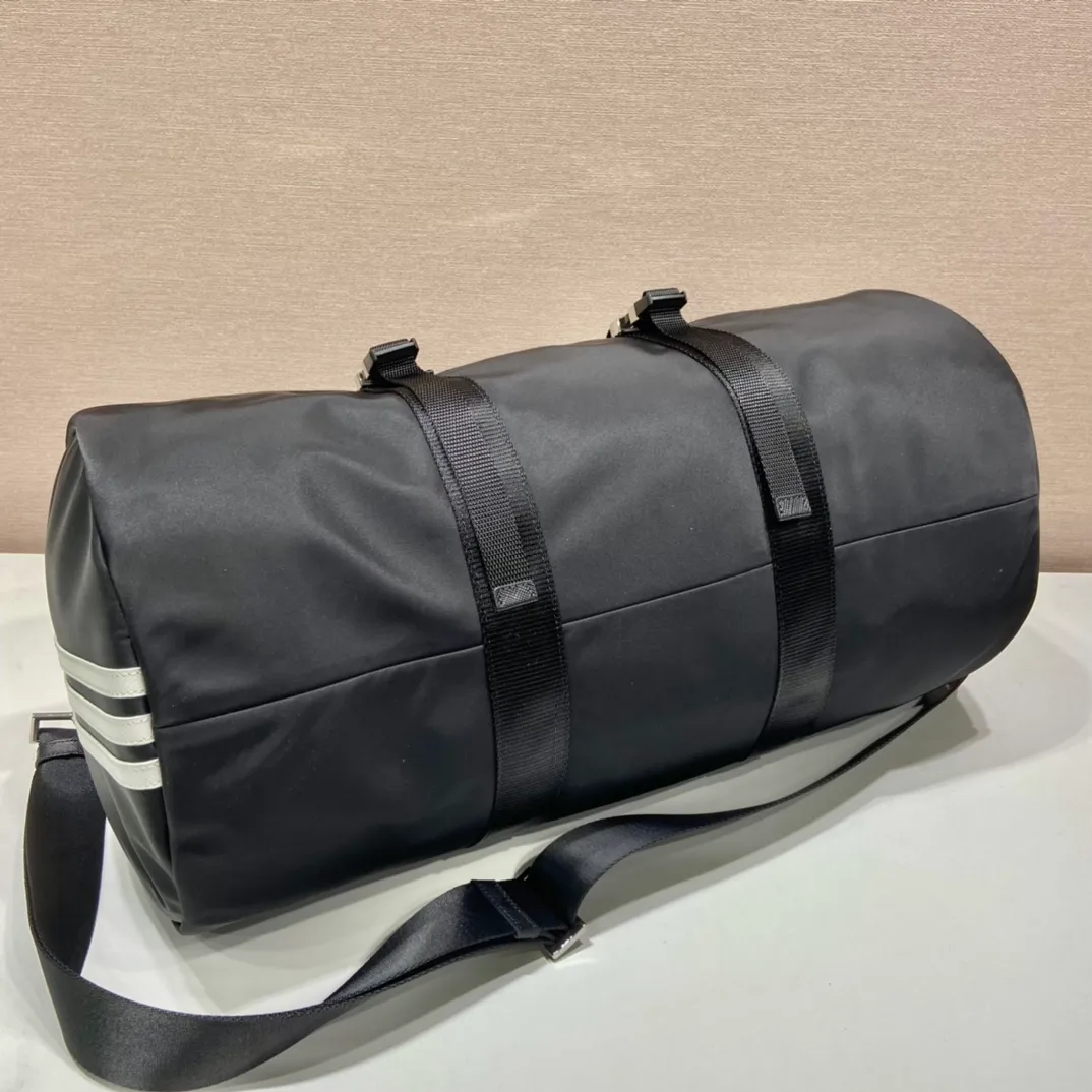 💰1320🎉Co-designed by ad and Pd🎉2VC015 is a collaboration between two major brands🤝 This travel bag is co-designed by ad and pd. It is made of Re-Nylon and Saffiano leather. It has ad’s classic contrasting three-strip cowhide pattern on the side and a joint environmentally friendly mark. Equipped with a detachable long nylon shoulder strap, it looks particularly novel and casual😘😘The upper body effect is great👏👏A must-have artifact when going out🎉🎉Hurry up and get it🎉🎉 Length 50x Height 27x Bottom 25cm🎉🎉🎉👏👏👏