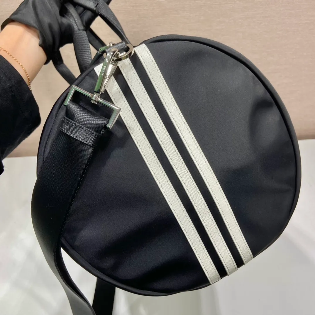 💰1320🎉Co-designed by ad and Pd🎉2VC015 is a collaboration between two major brands🤝 This travel bag is co-designed by ad and pd. It is made of Re-Nylon and Saffiano leather. It has ad’s classic contrasting three-strip cowhide pattern on the side and a joint environmentally friendly mark. Equipped with a detachable long nylon shoulder strap, it looks particularly novel and casual😘😘The upper body effect is great👏👏A must-have artifact when going out🎉🎉Hurry up and get it🎉🎉 Length 50x Height 27x Bottom 25cm🎉🎉🎉👏👏👏