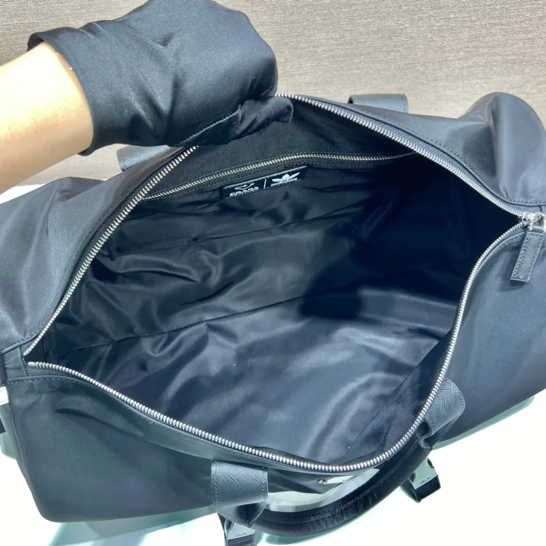 💰1320🎉Co-designed by ad and Pd🎉2VC015 is a collaboration between two major brands🤝 This travel bag is co-designed by ad and pd. It is made of Re-Nylon and Saffiano leather. It has ad’s classic contrasting three-strip cowhide pattern on the side and a joint environmentally friendly mark. Equipped with a detachable long nylon shoulder strap, it looks particularly novel and casual😘😘The upper body effect is great👏👏A must-have artifact when going out🎉🎉Hurry up and get it🎉🎉 Length 50x Height 27x Bottom 25cm🎉🎉🎉👏👏👏