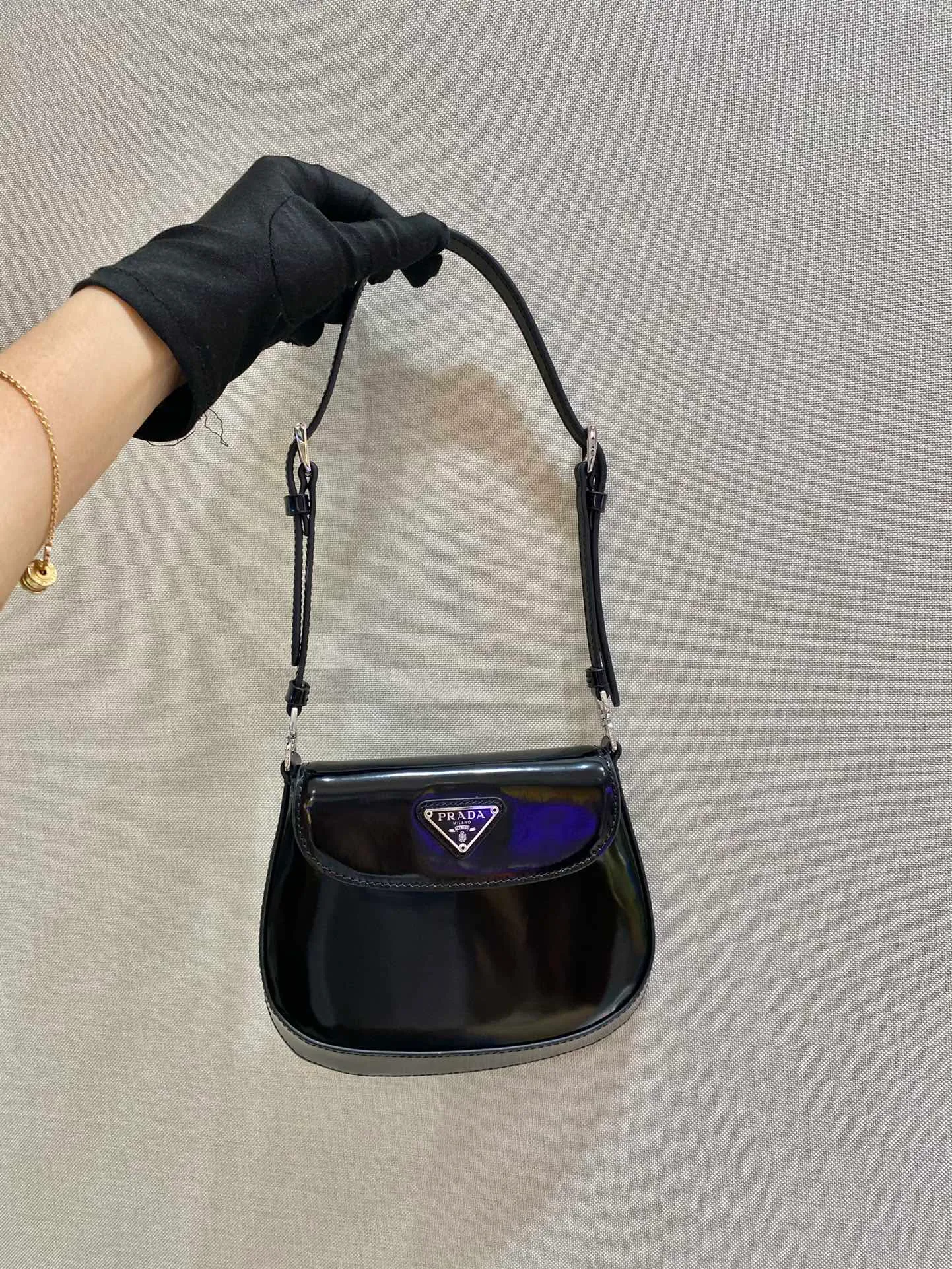 💰1120🎉mini🎉1BH188🎉🎉 Cleo series handbags reinterpret the brand’s iconic archive design and witness the fusion of classicism and futurism. This curved mini shoulder bag has simple and stylish lines, and the unique slanted bottom and sides give the bag a refined style. The handle is equipped with an extension strap, which can be carried by hand or worn cross-body. Lightweight and fashionable🎉🎉, get it now🎉🎉 Length 17x Height 14.5x Bottom 7cm