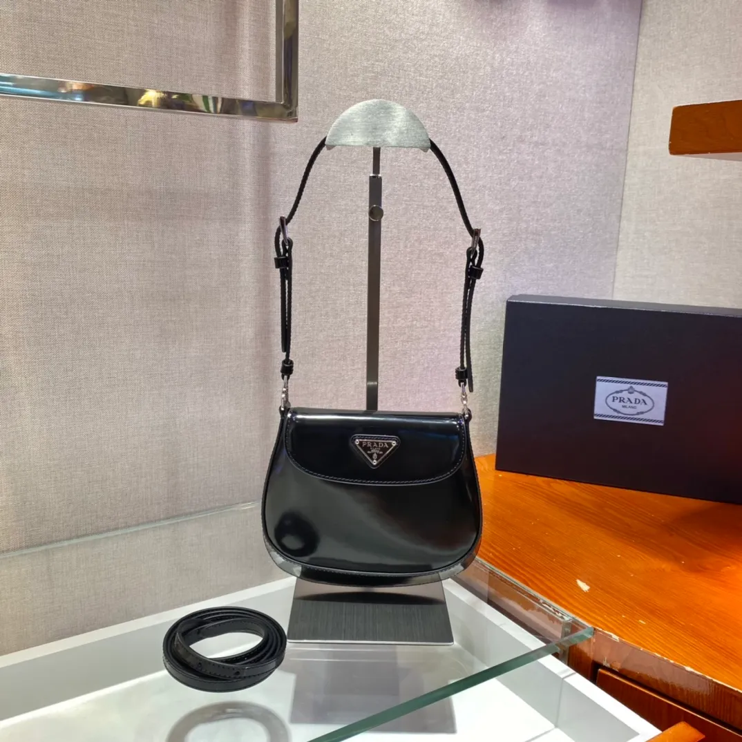 💰1120🎉mini🎉1BH188🎉🎉 Cleo series handbags reinterpret the brand’s iconic archive design and witness the fusion of classicism and futurism. This curved mini shoulder bag has simple and stylish lines, and the unique slanted bottom and sides give the bag a refined style. The handle is equipped with an extension strap, which can be carried by hand or worn cross-body. Lightweight and fashionable🎉🎉, get it now🎉🎉 Length 17x Height 14.5x Bottom 7cm