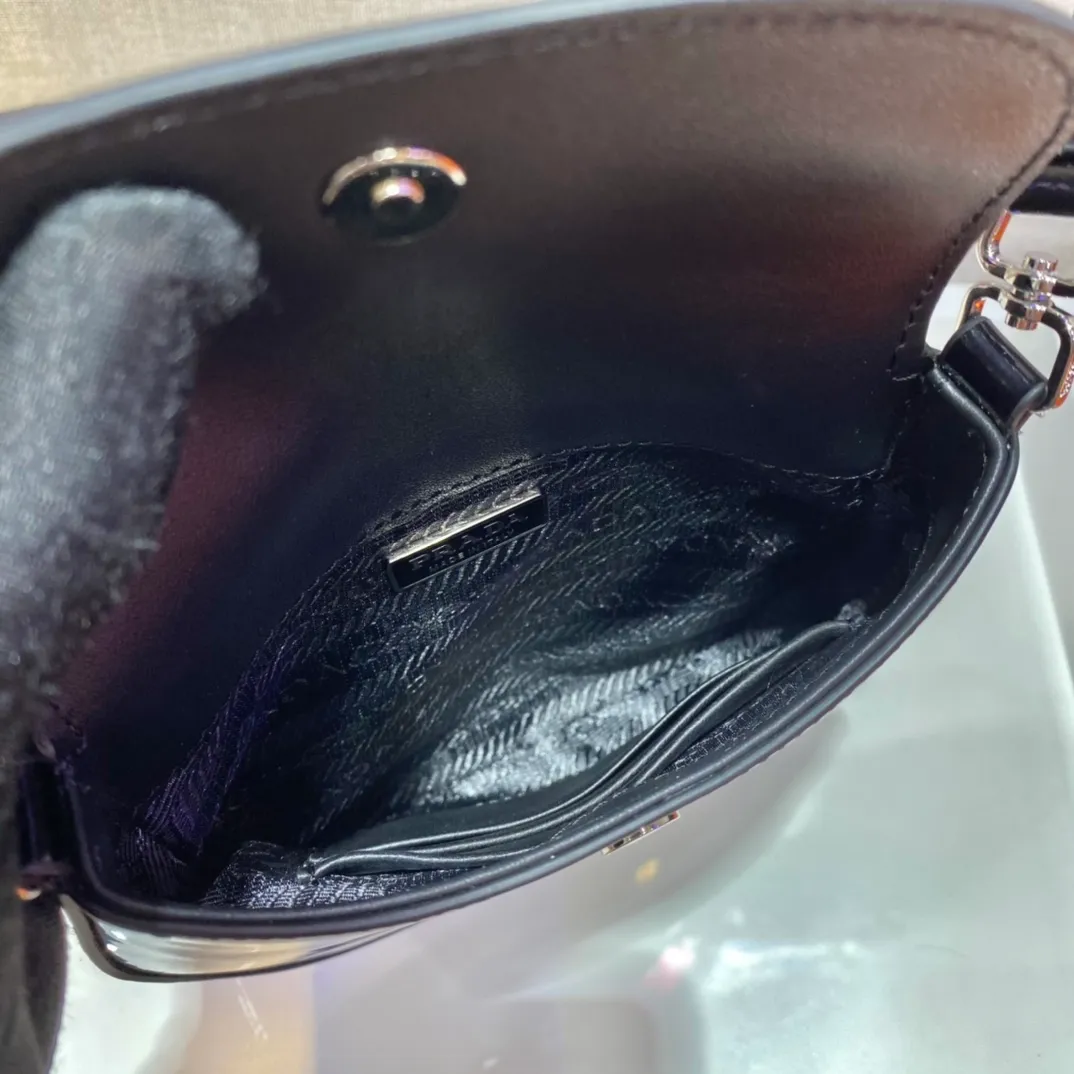 💰1120🎉mini🎉1BH188🎉🎉 Cleo series handbags reinterpret the brand’s iconic archive design and witness the fusion of classicism and futurism. This curved mini shoulder bag has simple and stylish lines, and the unique slanted bottom and sides give the bag a refined style. The handle is equipped with an extension strap, which can be carried by hand or worn cross-body. Lightweight and fashionable🎉🎉, get it now🎉🎉 Length 17x Height 14.5x Bottom 7cm