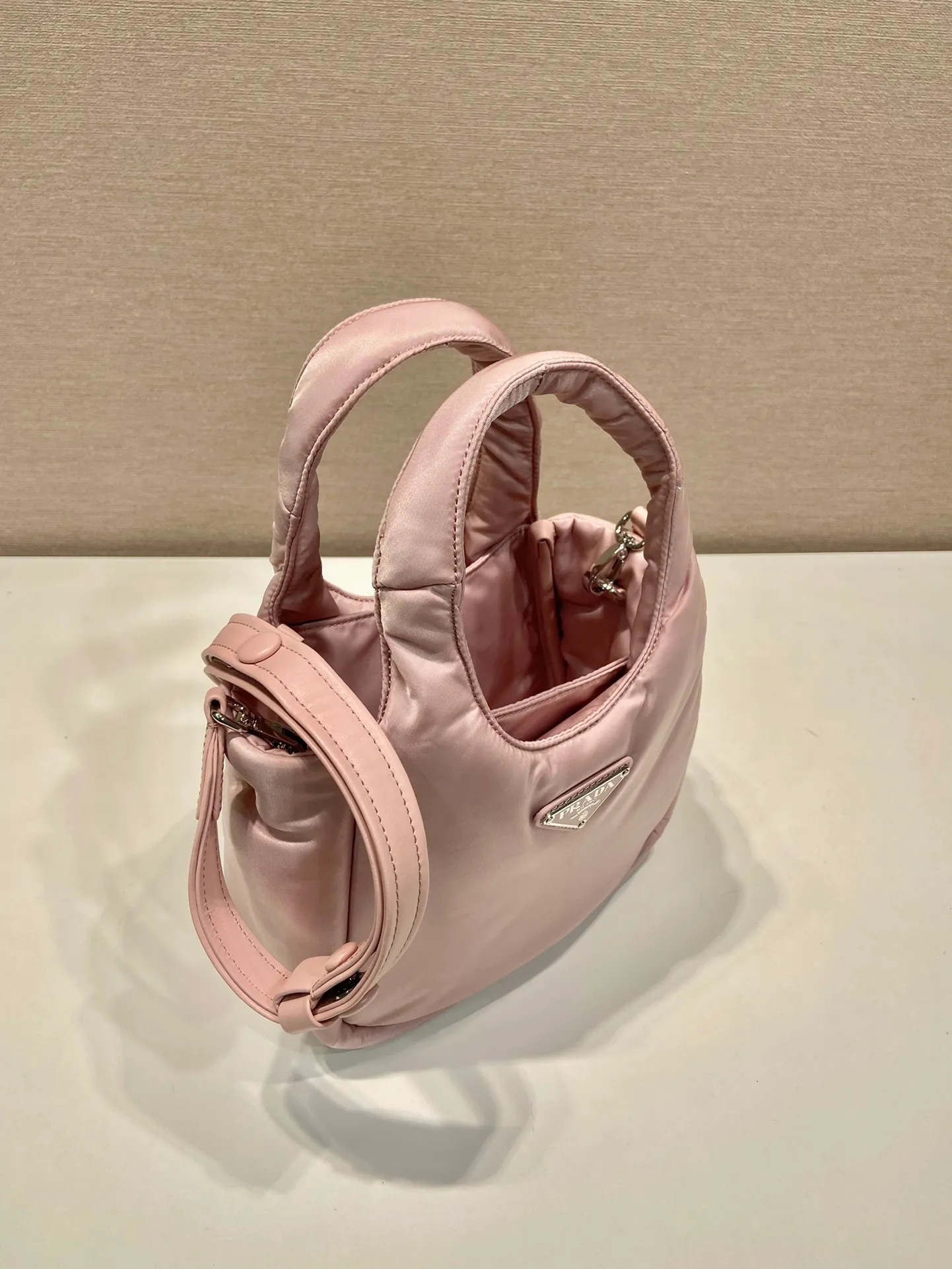 💰1060🎉Mini Tote Bag🎉1BA359 Nylon Fabric🎉🎉 This tote bag style handbag is made of imported nylon fabric, simple and very soft to the touch, casual and fashionable, with double handles and magnetic buckles. Open the bag to reveal the nylon lining and three compartments. The space capacity is very large and lightweight🎉🎉Can be carried on the shoulder🎉🎉If you like babies, hurry up and get it🎉🎉 Length 19x Height 16x Bottom 10cm🎉🎉🎉🍊🍊🍊