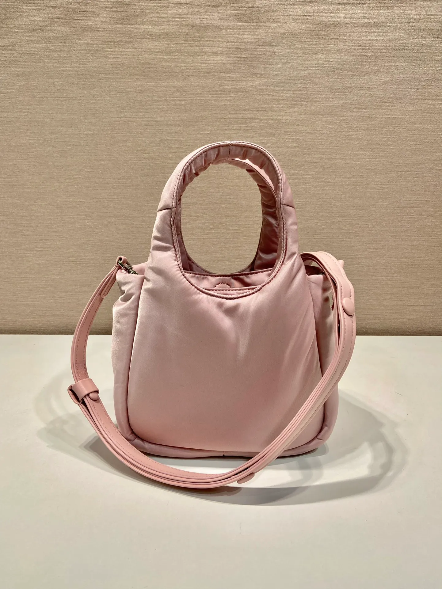 💰1060🎉Mini Tote Bag🎉1BA359 Nylon Fabric🎉🎉 This tote bag style handbag is made of imported nylon fabric, simple and very soft to the touch, casual and fashionable, with double handles and magnetic buckles. Open the bag to reveal the nylon lining and three compartments. The space capacity is very large and lightweight🎉🎉Can be carried on the shoulder🎉🎉If you like babies, hurry up and get it🎉🎉 Length 19x Height 16x Bottom 10cm🎉🎉🎉🍊🍊🍊