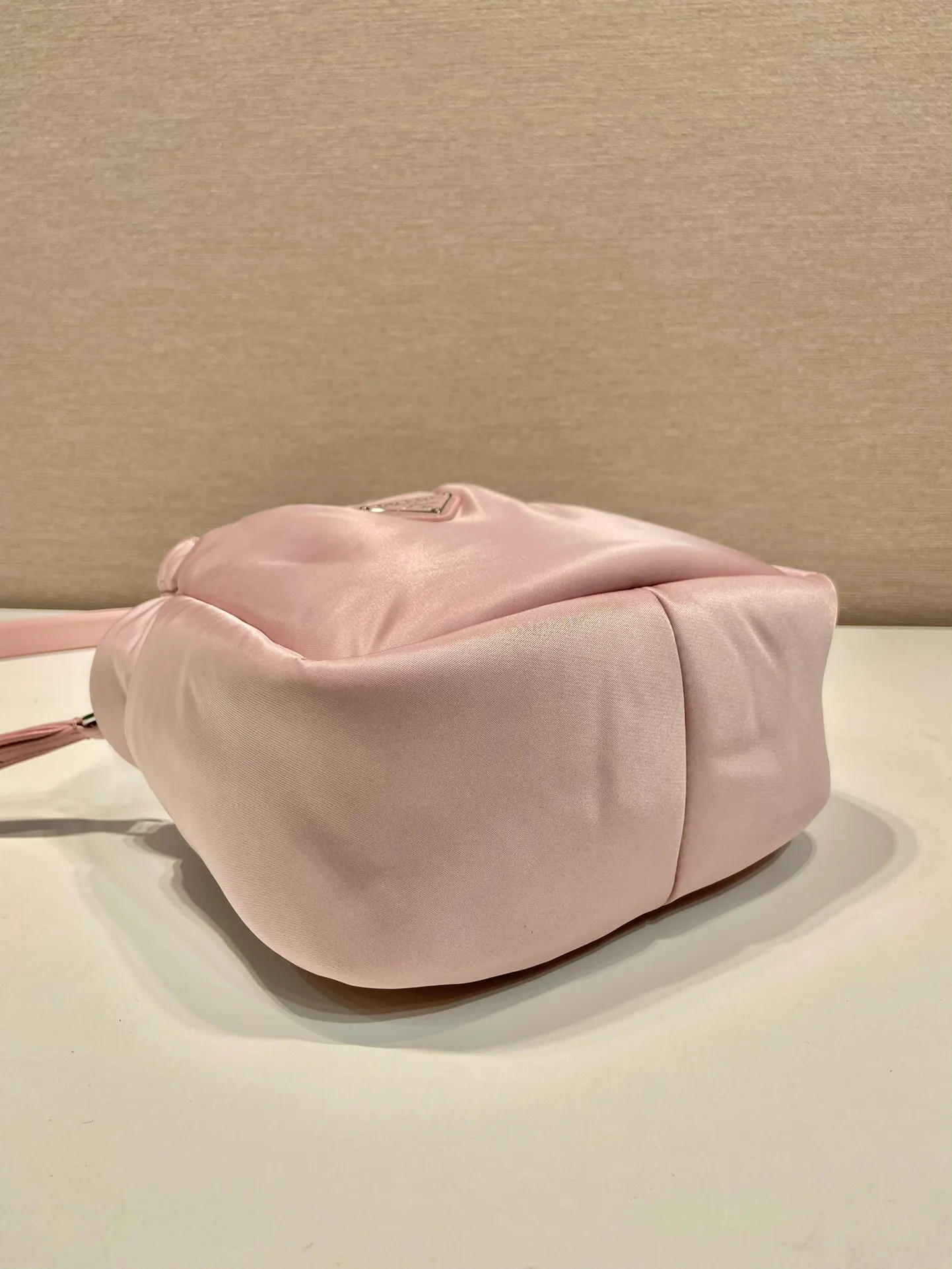 💰1060🎉Mini Tote Bag🎉1BA359 Nylon Fabric🎉🎉 This tote bag style handbag is made of imported nylon fabric, simple and very soft to the touch, casual and fashionable, with double handles and magnetic buckles. Open the bag to reveal the nylon lining and three compartments. The space capacity is very large and lightweight🎉🎉Can be carried on the shoulder🎉🎉If you like babies, hurry up and get it🎉🎉 Length 19x Height 16x Bottom 10cm🎉🎉🎉🍊🍊🍊