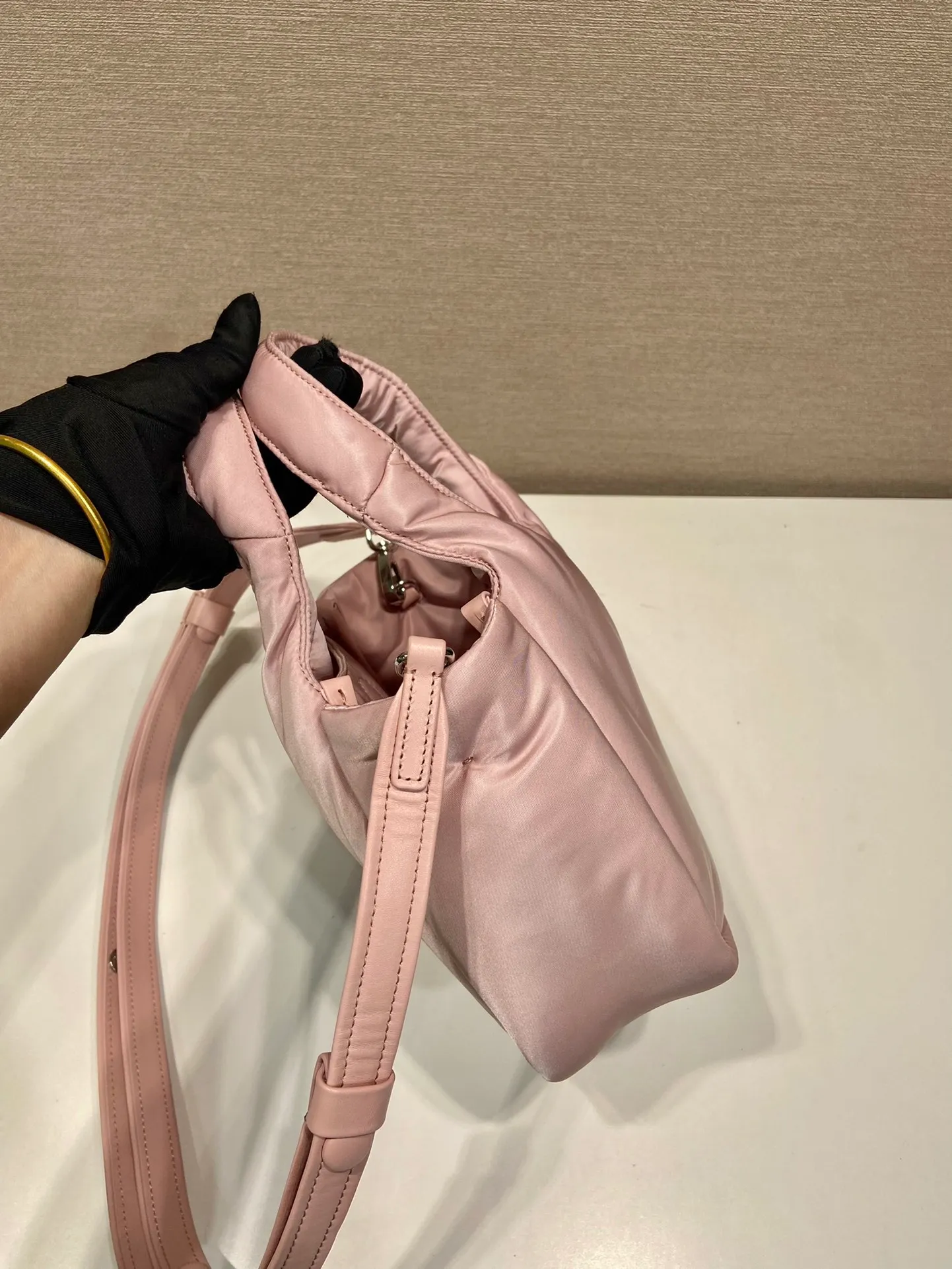 💰1060🎉Mini Tote Bag🎉1BA359 Nylon Fabric🎉🎉 This tote bag style handbag is made of imported nylon fabric, simple and very soft to the touch, casual and fashionable, with double handles and magnetic buckles. Open the bag to reveal the nylon lining and three compartments. The space capacity is very large and lightweight🎉🎉Can be carried on the shoulder🎉🎉If you like babies, hurry up and get it🎉🎉 Length 19x Height 16x Bottom 10cm🎉🎉🎉🍊🍊🍊