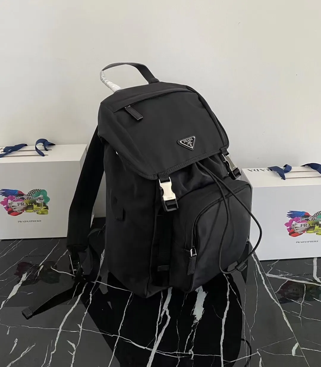 P900¥[strong], ✨New product debut✨Top original quality 2021 autumn and winter new men's backpack 2VZ135 Triangular enamel nameplate logo on the front Imported original parachute fabric Using imported equipment✈️+original hardware accessories Adjustable nylon shoulder straps Flip strap closure and internal drawstring closure Perfect details on the back padding 😘With OEM code Fashionable and casual, a must-have for fashionistas [Deyi][Deyi] Size 17*27*45