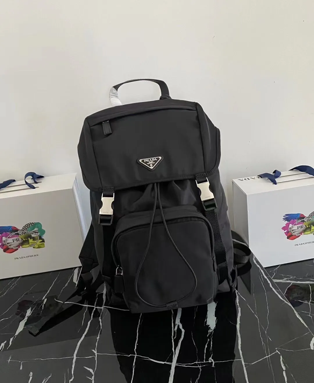 P900¥[strong], ✨New product debut✨Top original quality 2021 autumn and winter new men's backpack 2VZ135 Triangular enamel nameplate logo on the front Imported original parachute fabric Using imported equipment✈️+original hardware accessories Adjustable nylon shoulder straps Flip strap closure and internal drawstring closure Perfect details on the back padding 😘With OEM code Fashionable and casual, a must-have for fashionistas [Deyi][Deyi] Size 17*27*45