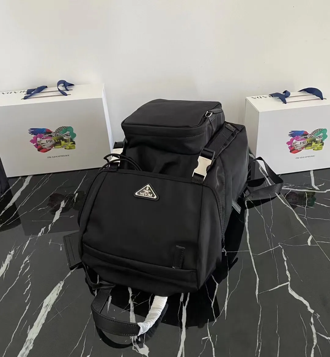 P900¥[strong], ✨New product debut✨Top original quality 2021 autumn and winter new men's backpack 2VZ135 Triangular enamel nameplate logo on the front Imported original parachute fabric Using imported equipment✈️+original hardware accessories Adjustable nylon shoulder straps Flip strap closure and internal drawstring closure Perfect details on the back padding 😘With OEM code Fashionable and casual, a must-have for fashionistas [Deyi][Deyi] Size 17*27*45