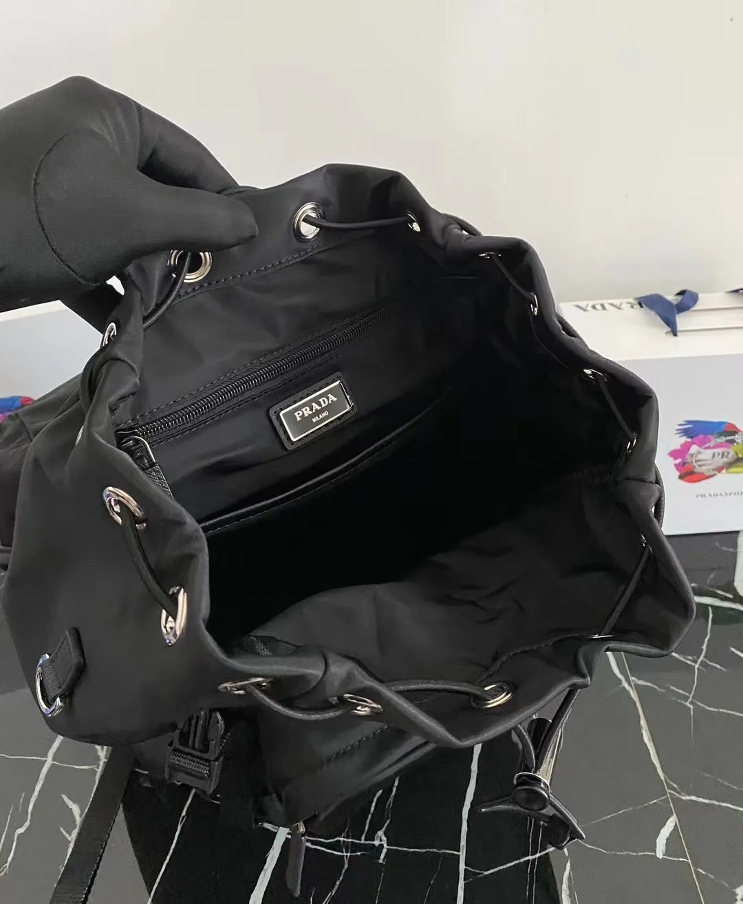 P900¥[strong], ✨New product debut✨Top original quality 2021 autumn and winter new men's backpack 2VZ135 Triangular enamel nameplate logo on the front Imported original parachute fabric Using imported equipment✈️+original hardware accessories Adjustable nylon shoulder straps Flip strap closure and internal drawstring closure Perfect details on the back padding 😘With OEM code Fashionable and casual, a must-have for fashionistas [Deyi][Deyi] Size 17*27*45