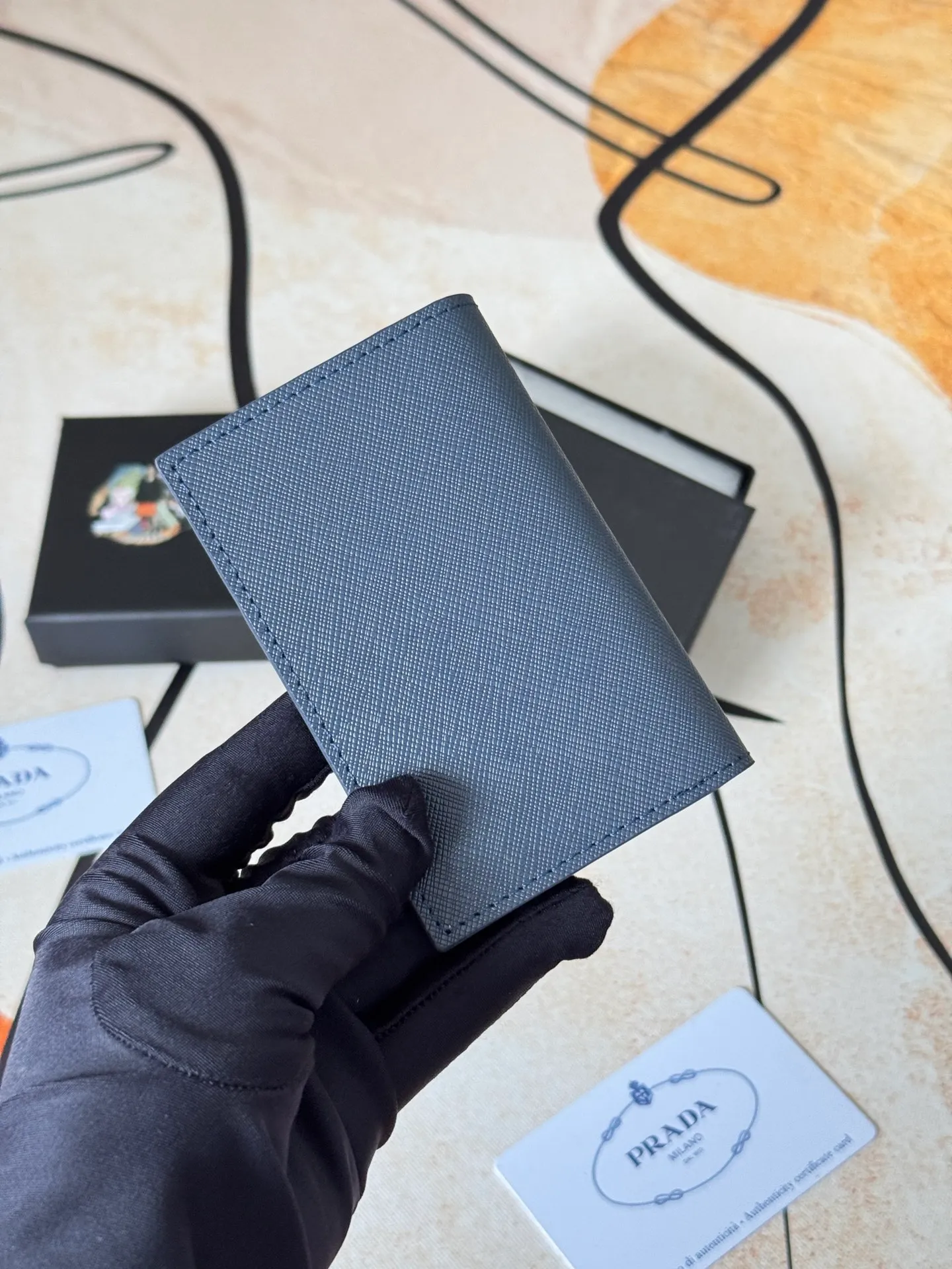 💰120💰prada cross pattern unisex card holder, can be placed in pockets, bags, and can be held in hand, made of cross pattern imported calfskin, pocket card holder, can hold change, 6 card slots, simple and elegant fashion trend. Model 2MC101, color as shown in the picture, size 11×7cm,