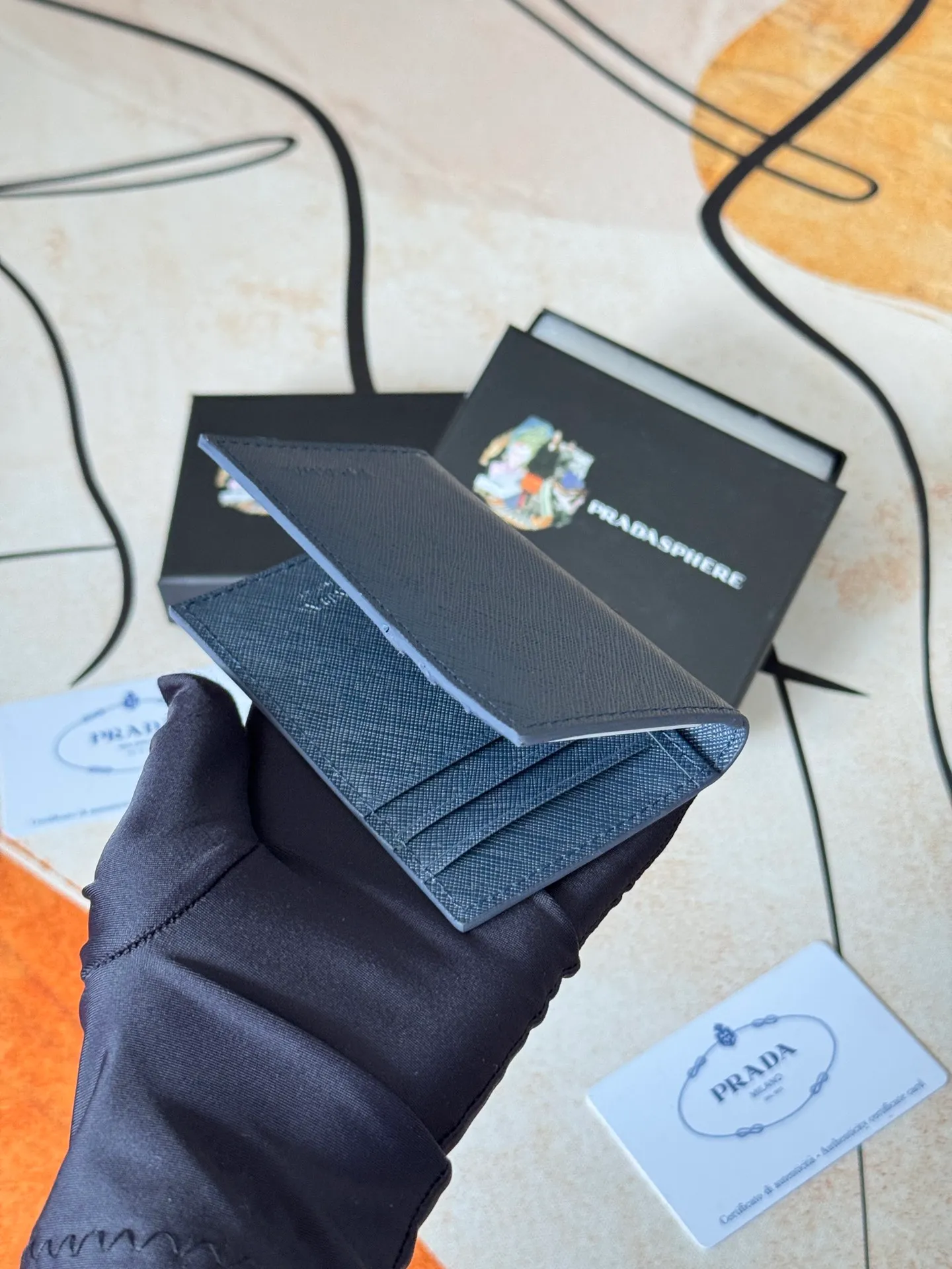 💰120💰prada cross pattern unisex card holder, can be placed in pockets, bags, and can be held in hand, made of cross pattern imported calfskin, pocket card holder, can hold change, 6 card slots, simple and elegant fashion trend. Model 2MC101, color as shown in the picture, size 11×7cm,