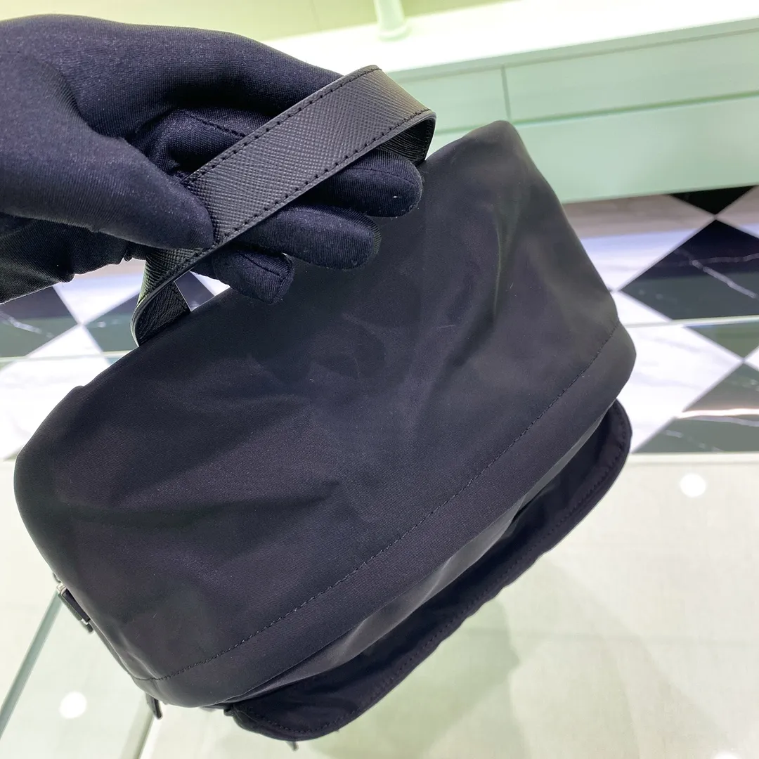 💰1320✨The latest hot style✨ New backpack 2VZ025 Triangular enamel nameplate logo Imported original parachute fabric Using imported equipment✈️+ The lines are all clear ZP synchronized original hardware accessories Two zippered outer pockets Two small pockets on both sides Padded back Perfect details Comparable to counters 😘 Fashionable and casual A must-have for fashionistas [Shengyi][Shengyi] Size 29*17*40