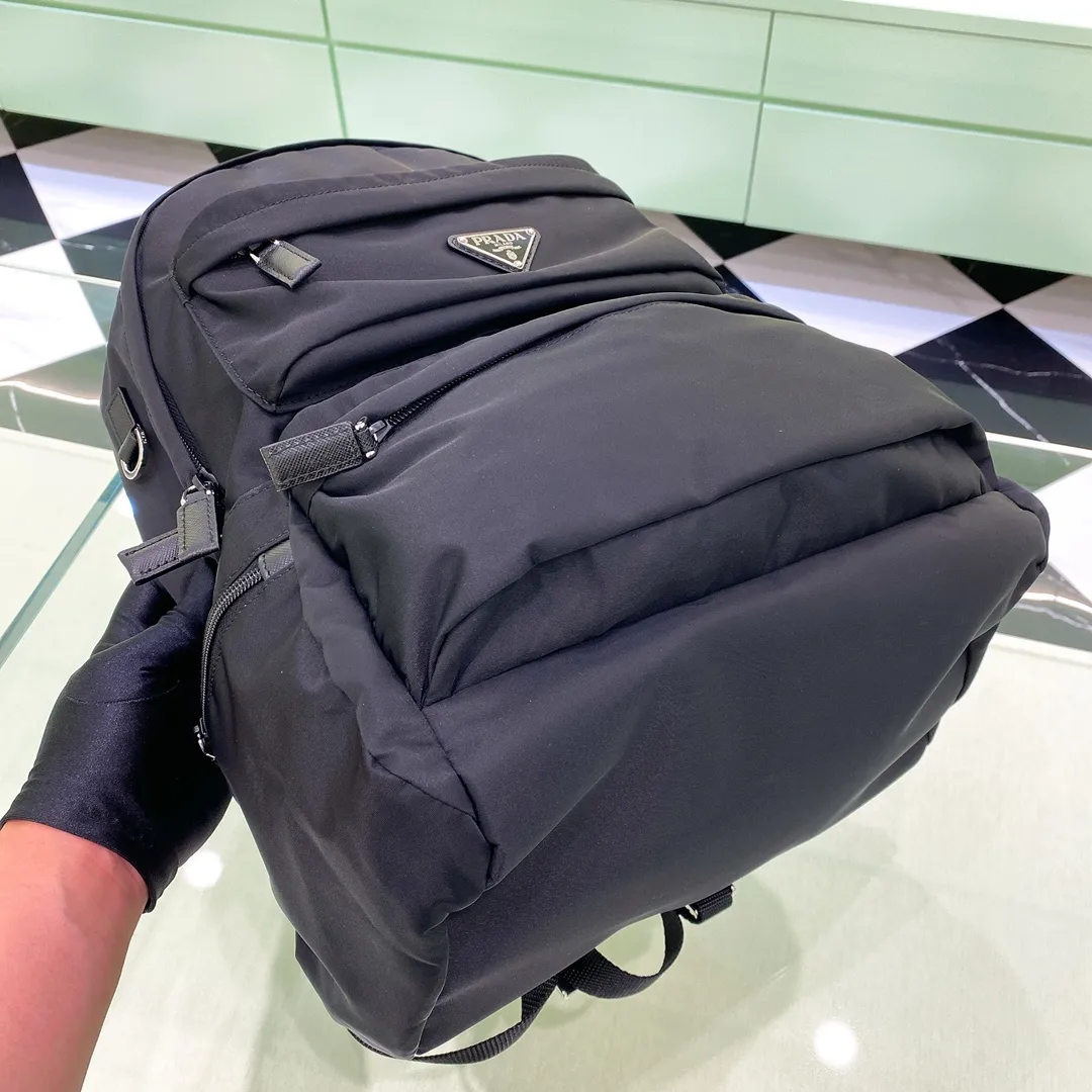 💰1320✨The latest hot style✨ New backpack 2VZ025 Triangular enamel nameplate logo Imported original parachute fabric Using imported equipment✈️+ The lines are all clear ZP synchronized original hardware accessories Two zippered outer pockets Two small pockets on both sides Padded back Perfect details Comparable to counters 😘 Fashionable and casual A must-have for fashionistas [Shengyi][Shengyi] Size 29*17*40