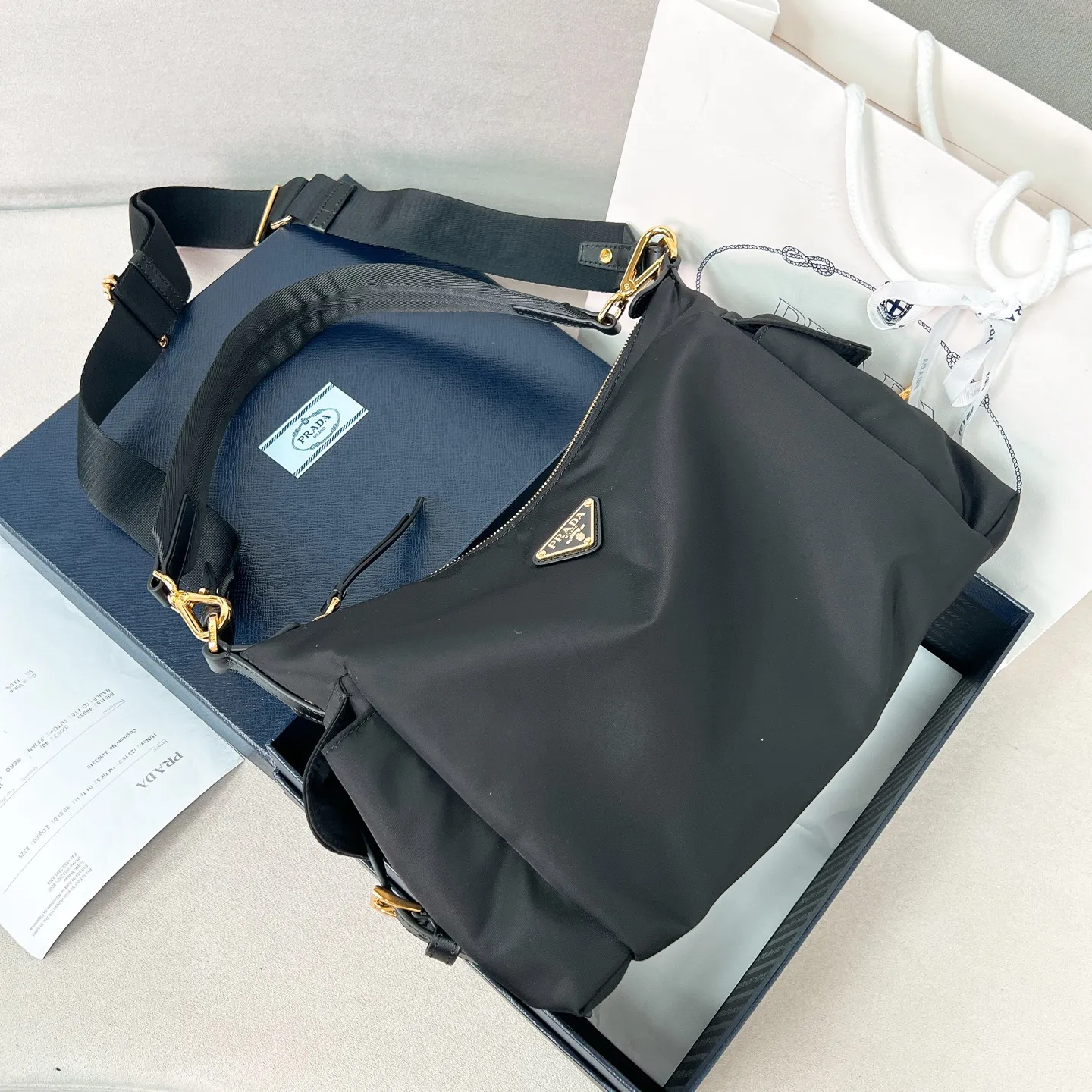 💰1260✨New product launch✨2025 new unisex Explore handbag large size 1BC264, super versatile and good-looking, fashionable people must buy it! Not only practical, lightweight, but also good-looking, with super large capacity. Triangle signature + waterproof parachute nylon. Lightweight and practical design combines sports and versatile elements. Equipped with two detachable and adjustable webbing straps. The fluffy and soft shape goes well with clothes. The multi-pocket design meets the functional needs of traveling and commuting. It is simply great👏... Unisex style for both men and women🉑️ Size: 32*22*11.5cm black