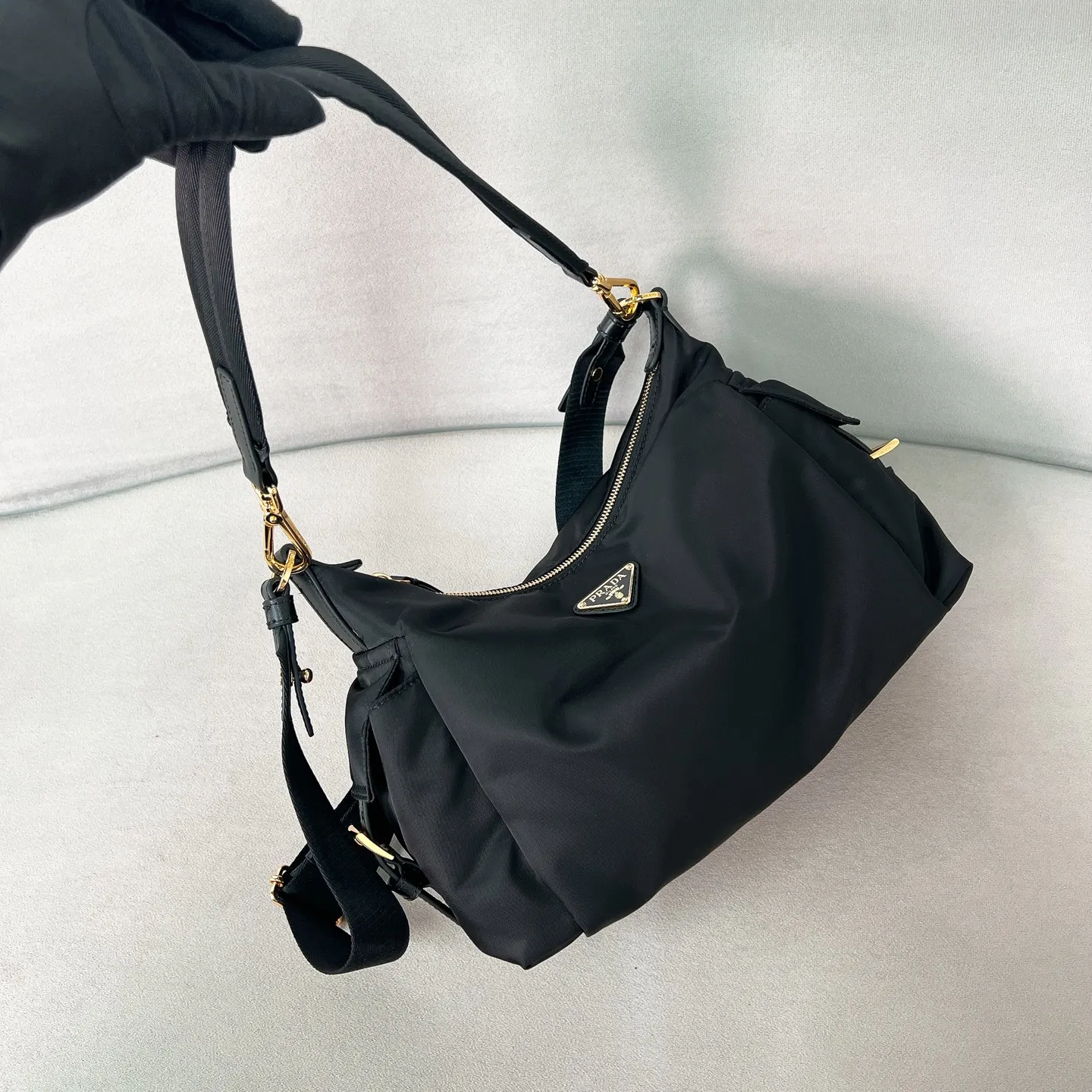 💰1260✨New product launch✨2025 new unisex Explore handbag large size 1BC264, super versatile and good-looking, fashionable people must buy it! Not only practical, lightweight, but also good-looking, with super large capacity. Triangle signature + waterproof parachute nylon. Lightweight and practical design combines sports and versatile elements. Equipped with two detachable and adjustable webbing straps. The fluffy and soft shape goes well with clothes. The multi-pocket design meets the functional needs of traveling and commuting. It is simply great👏... Unisex style for both men and women🉑️ Size: 32*22*11.5cm black
