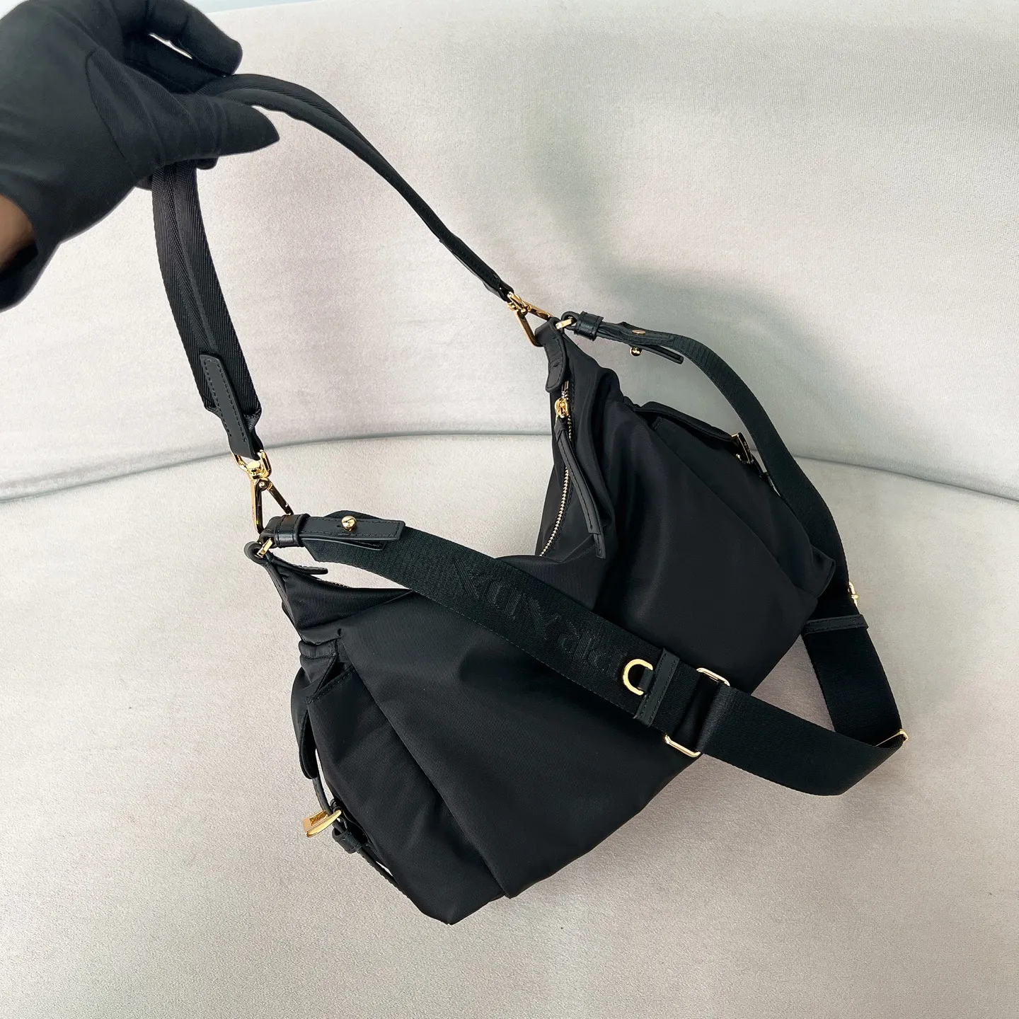 💰1260✨New product launch✨2025 new unisex Explore handbag large size 1BC264, super versatile and good-looking, fashionable people must buy it! Not only practical, lightweight, but also good-looking, with super large capacity. Triangle signature + waterproof parachute nylon. Lightweight and practical design combines sports and versatile elements. Equipped with two detachable and adjustable webbing straps. The fluffy and soft shape goes well with clothes. The multi-pocket design meets the functional needs of traveling and commuting. It is simply great👏... Unisex style for both men and women🉑️ Size: 32*22*11.5cm black
