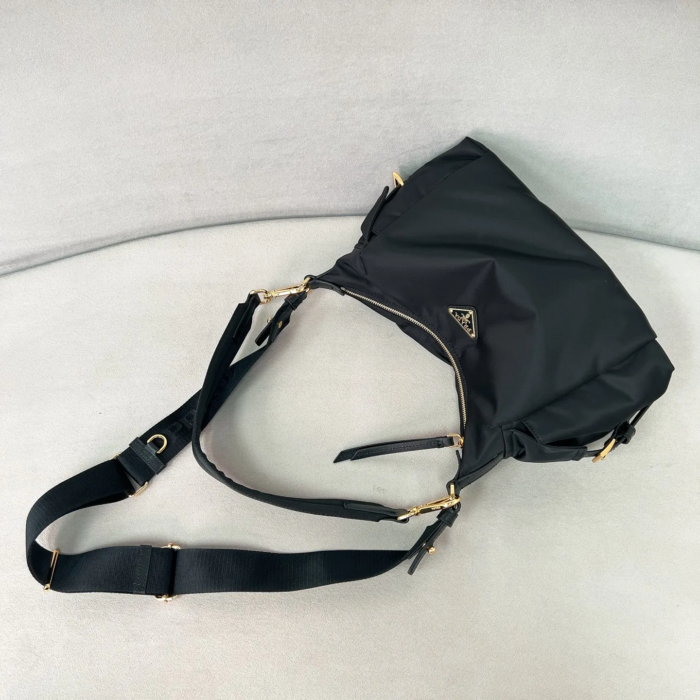 💰1260✨New product launch✨2025 new unisex Explore handbag large size 1BC264, super versatile and good-looking, fashionable people must buy it! Not only practical, lightweight, but also good-looking, with super large capacity. Triangle signature + waterproof parachute nylon. Lightweight and practical design combines sports and versatile elements. Equipped with two detachable and adjustable webbing straps. The fluffy and soft shape goes well with clothes. The multi-pocket design meets the functional needs of traveling and commuting. It is simply great👏... Unisex style for both men and women🉑️ Size: 32*22*11.5cm black