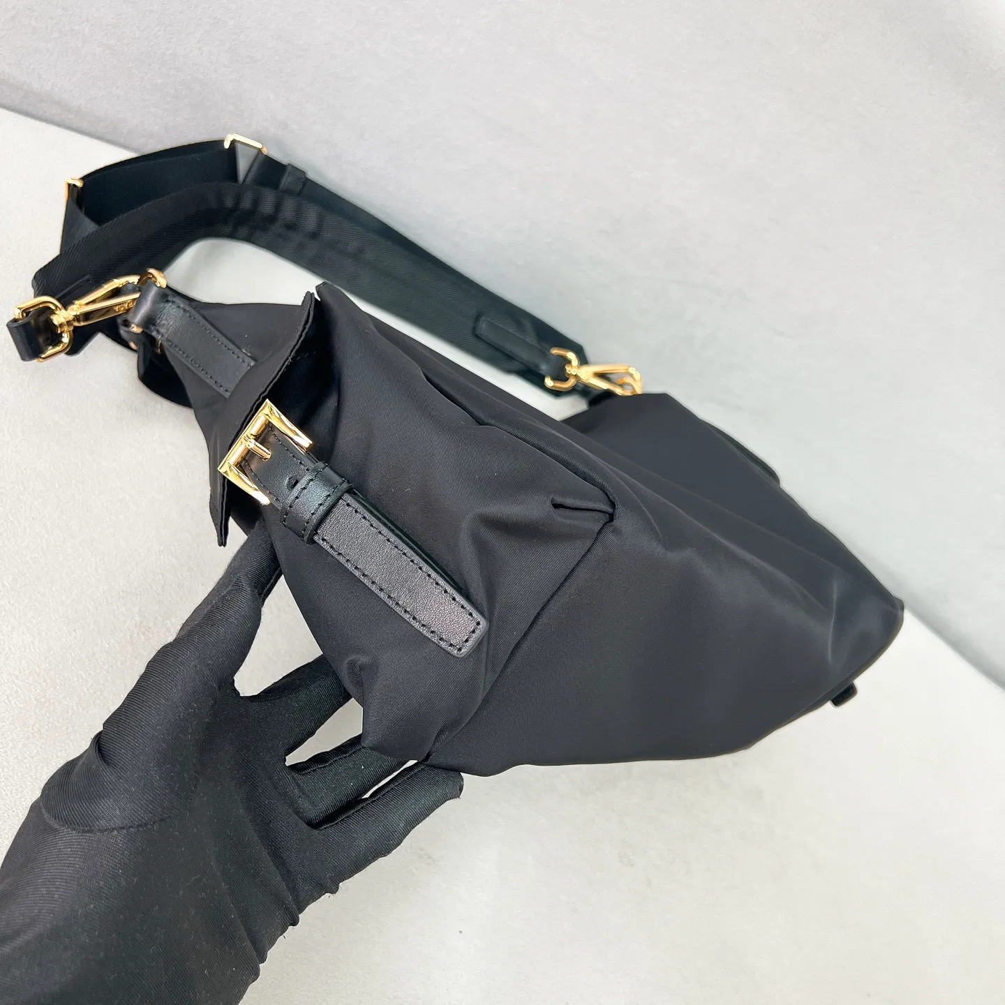 💰1260✨New product launch✨2025 new unisex Explore handbag large size 1BC264, super versatile and good-looking, fashionable people must buy it! Not only practical, lightweight, but also good-looking, with super large capacity. Triangle signature + waterproof parachute nylon. Lightweight and practical design combines sports and versatile elements. Equipped with two detachable and adjustable webbing straps. The fluffy and soft shape goes well with clothes. The multi-pocket design meets the functional needs of traveling and commuting. It is simply great👏... Unisex style for both men and women🉑️ Size: 32*22*11.5cm black