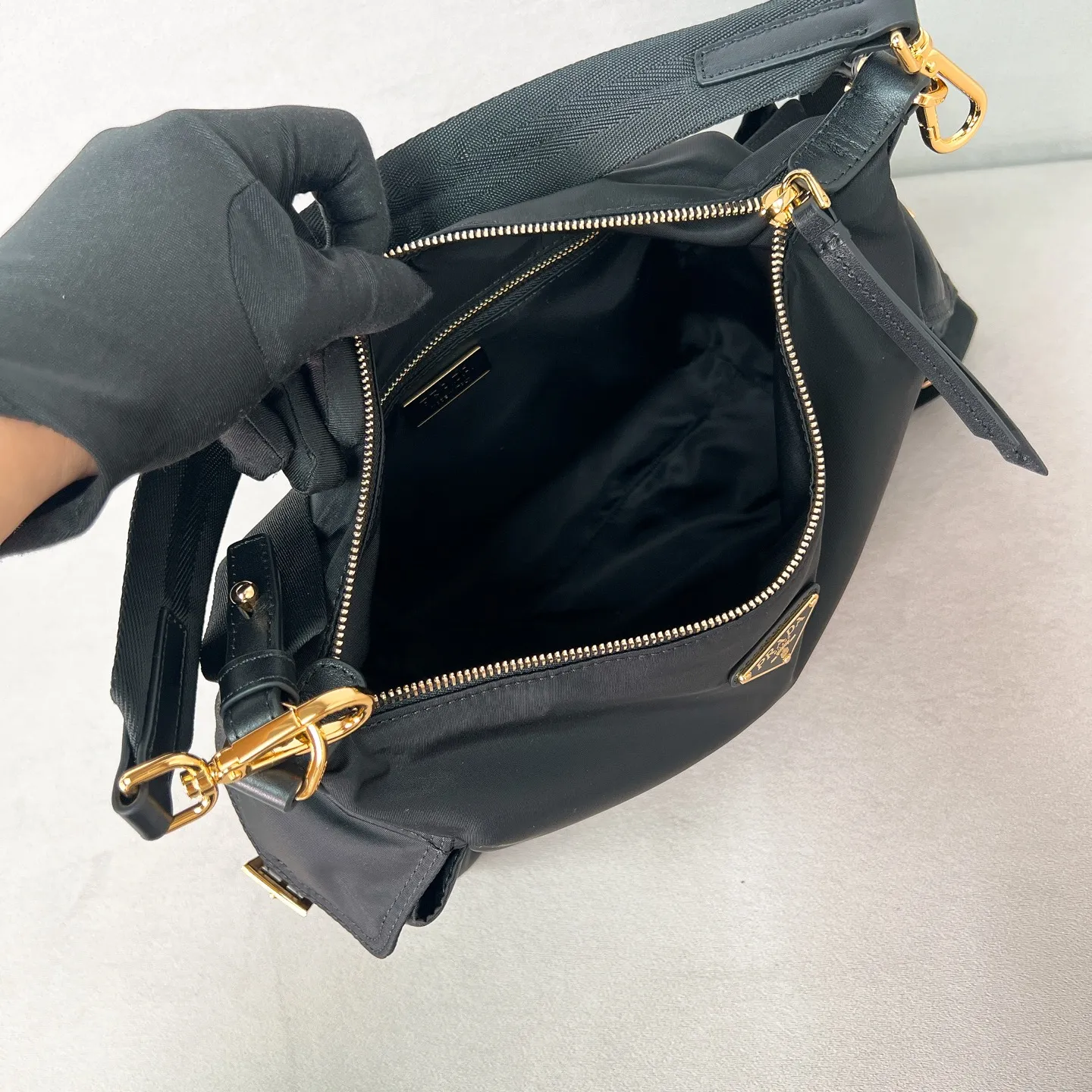 💰1260✨New product launch✨2025 new unisex Explore handbag large size 1BC264, super versatile and good-looking, fashionable people must buy it! Not only practical, lightweight, but also good-looking, with super large capacity. Triangle signature + waterproof parachute nylon. Lightweight and practical design combines sports and versatile elements. Equipped with two detachable and adjustable webbing straps. The fluffy and soft shape goes well with clothes. The multi-pocket design meets the functional needs of traveling and commuting. It is simply great👏... Unisex style for both men and women🉑️ Size: 32*22*11.5cm black