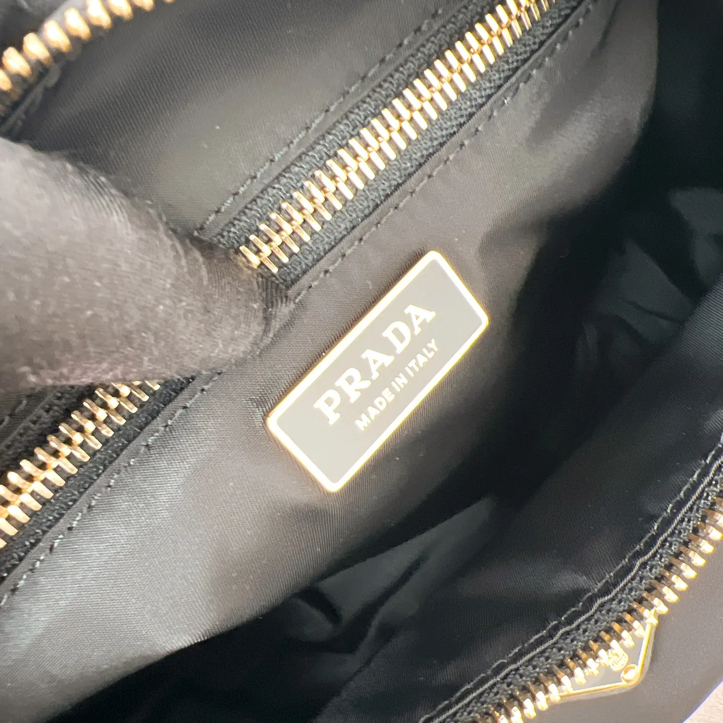 💰1260✨New product launch✨2025 new unisex Explore handbag large size 1BC264, super versatile and good-looking, fashionable people must buy it! Not only practical, lightweight, but also good-looking, with super large capacity. Triangle signature + waterproof parachute nylon. Lightweight and practical design combines sports and versatile elements. Equipped with two detachable and adjustable webbing straps. The fluffy and soft shape goes well with clothes. The multi-pocket design meets the functional needs of traveling and commuting. It is simply great👏... Unisex style for both men and women🉑️ Size: 32*22*11.5cm black