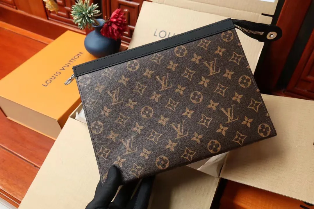 P¥320👉nfc dynamic chip version👈【Top original order, all steel hardware】Clutch bag✈️M61690 brown flower😎European style🈲Made of elegant DaMeier Ebene Classic black plaid material🈲The interior is made of unique customized foam fabric that is wear-resistant, dirt-resistant and washable👍💎Original hardware chain🎩Both fashion and practicality👿The bag body is soft and comfortable🔜The interior is equipped with slip pockets🎩Large capacity to meet your daily needs💯Size 26.5-20-6CM, comes with gift box