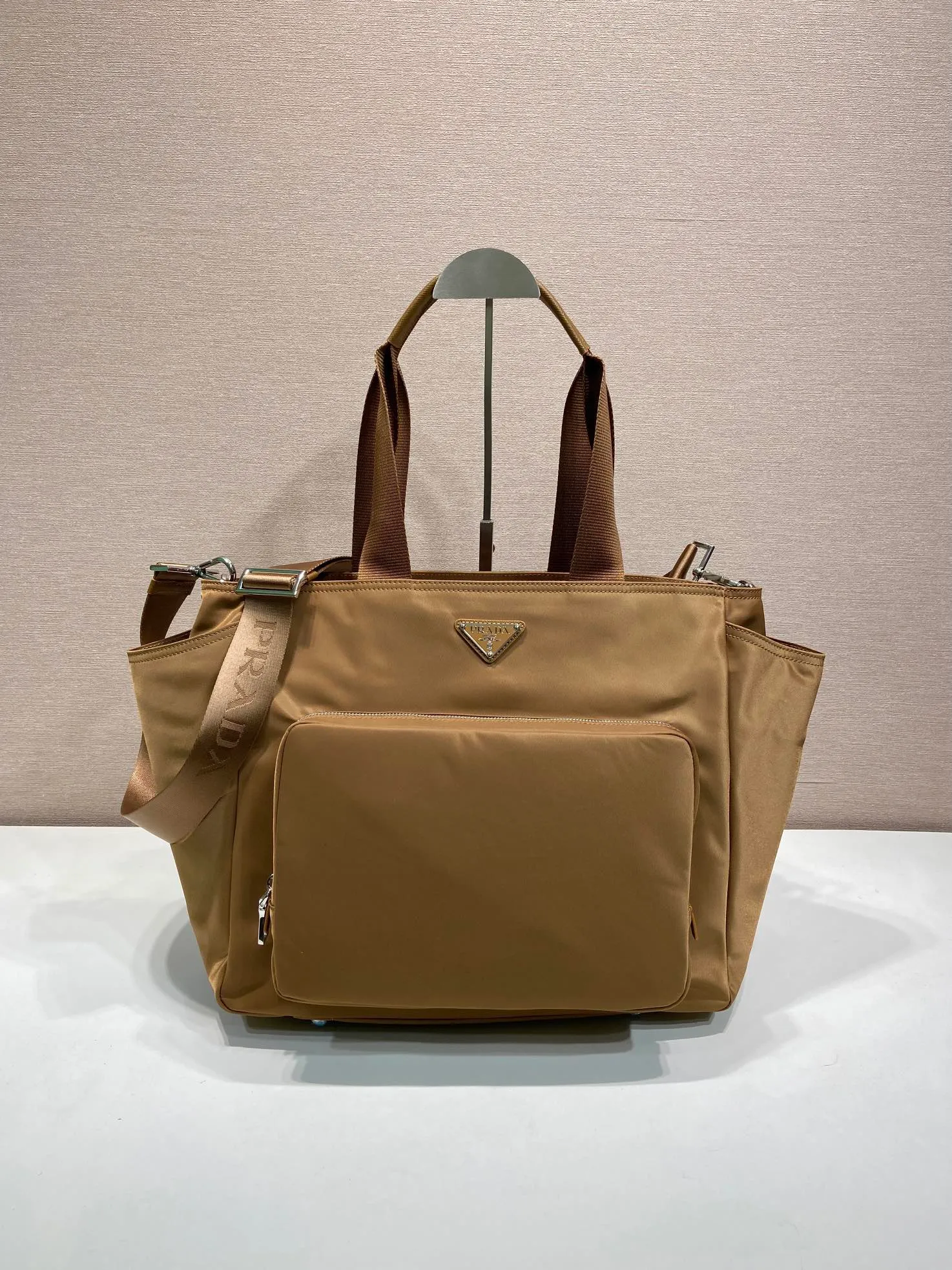 💰1320🎉Classic mommy bag🎉1BG102 brandy🎉🎉 This mommy bag is made of imported nylon fabric, the design is very practical😘It can also be used as a shopping bag/mommy bag. Kill two birds with one stone and feel fully equipped when going out🎉🎉. It comes with a seat cushion and cup holder. The functionality is fantastic. Get it now. Another popular style that will never go out of style🎉🎉 Length 35x Height 30x Bottom 17cm