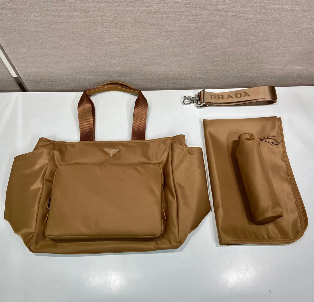 💰1320🎉Classic mommy bag🎉1BG102 brandy🎉🎉 This mommy bag is made of imported nylon fabric, the design is very practical😘It can also be used as a shopping bag/mommy bag. Kill two birds with one stone and feel fully equipped when going out🎉🎉. It comes with a seat cushion and cup holder. The functionality is fantastic. Get it now. Another popular style that will never go out of style🎉🎉 Length 35x Height 30x Bottom 17cm