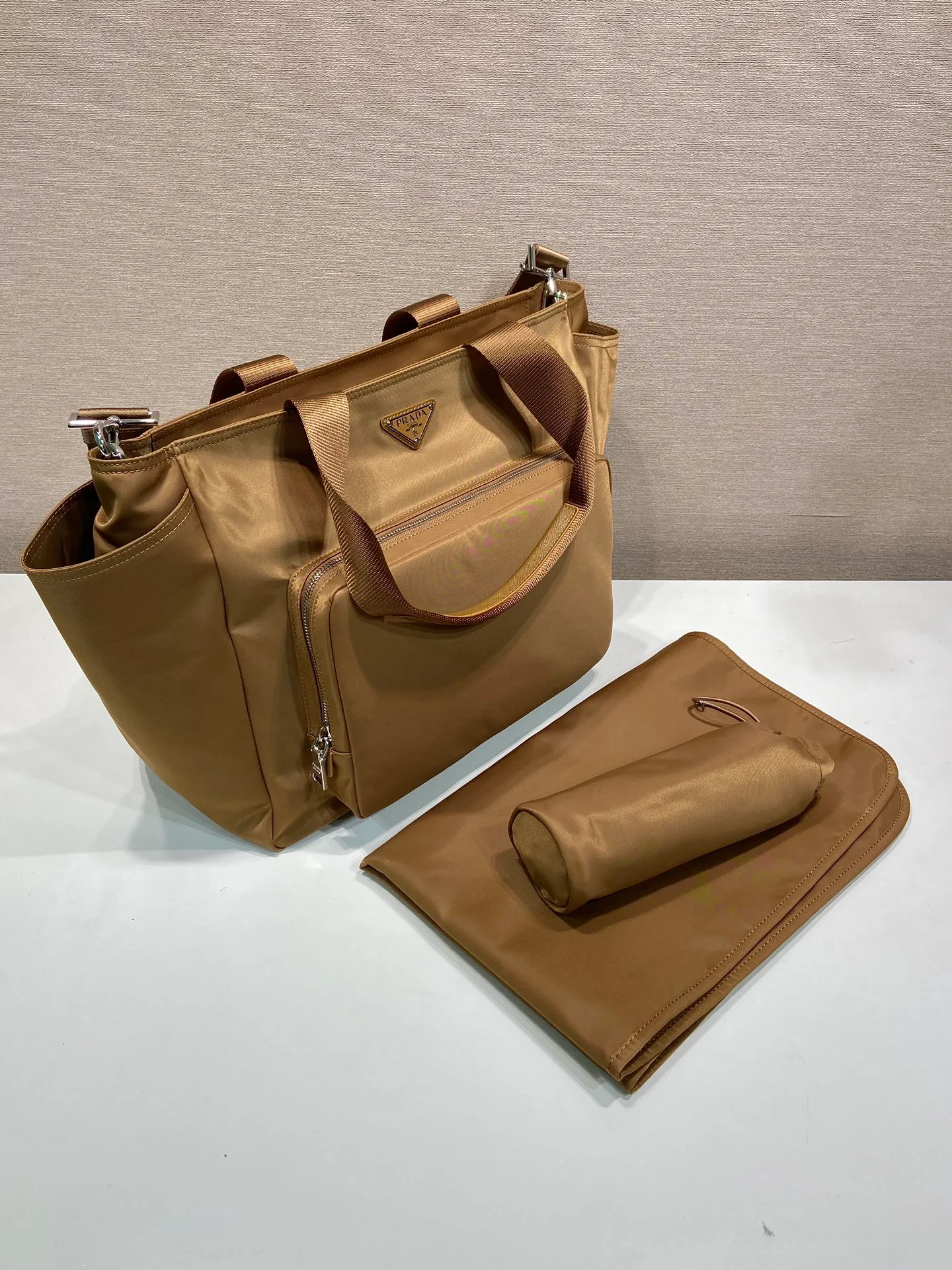 💰1320🎉Classic mommy bag🎉1BG102 brandy🎉🎉 This mommy bag is made of imported nylon fabric, the design is very practical😘It can also be used as a shopping bag/mommy bag. Kill two birds with one stone and feel fully equipped when going out🎉🎉. It comes with a seat cushion and cup holder. The functionality is fantastic. Get it now. Another popular style that will never go out of style🎉🎉 Length 35x Height 30x Bottom 17cm