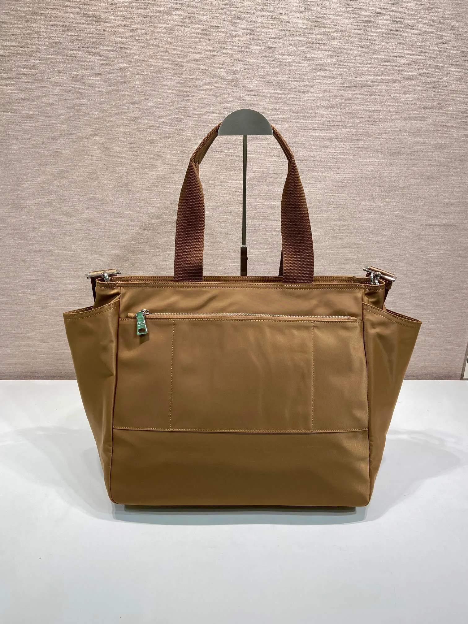 💰1320🎉Classic mommy bag🎉1BG102 brandy🎉🎉 This mommy bag is made of imported nylon fabric, the design is very practical😘It can also be used as a shopping bag/mommy bag. Kill two birds with one stone and feel fully equipped when going out🎉🎉. It comes with a seat cushion and cup holder. The functionality is fantastic. Get it now. Another popular style that will never go out of style🎉🎉 Length 35x Height 30x Bottom 17cm