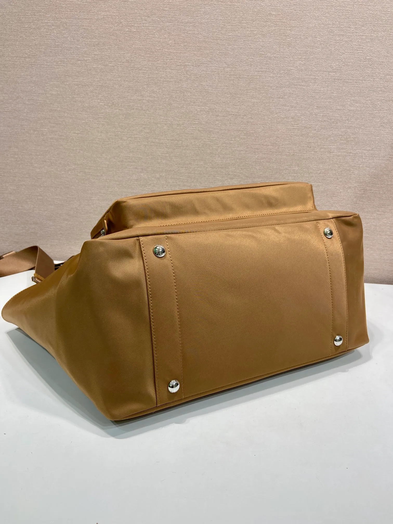 💰1320🎉Classic mommy bag🎉1BG102 brandy🎉🎉 This mommy bag is made of imported nylon fabric, the design is very practical😘It can also be used as a shopping bag/mommy bag. Kill two birds with one stone and feel fully equipped when going out🎉🎉. It comes with a seat cushion and cup holder. The functionality is fantastic. Get it now. Another popular style that will never go out of style🎉🎉 Length 35x Height 30x Bottom 17cm