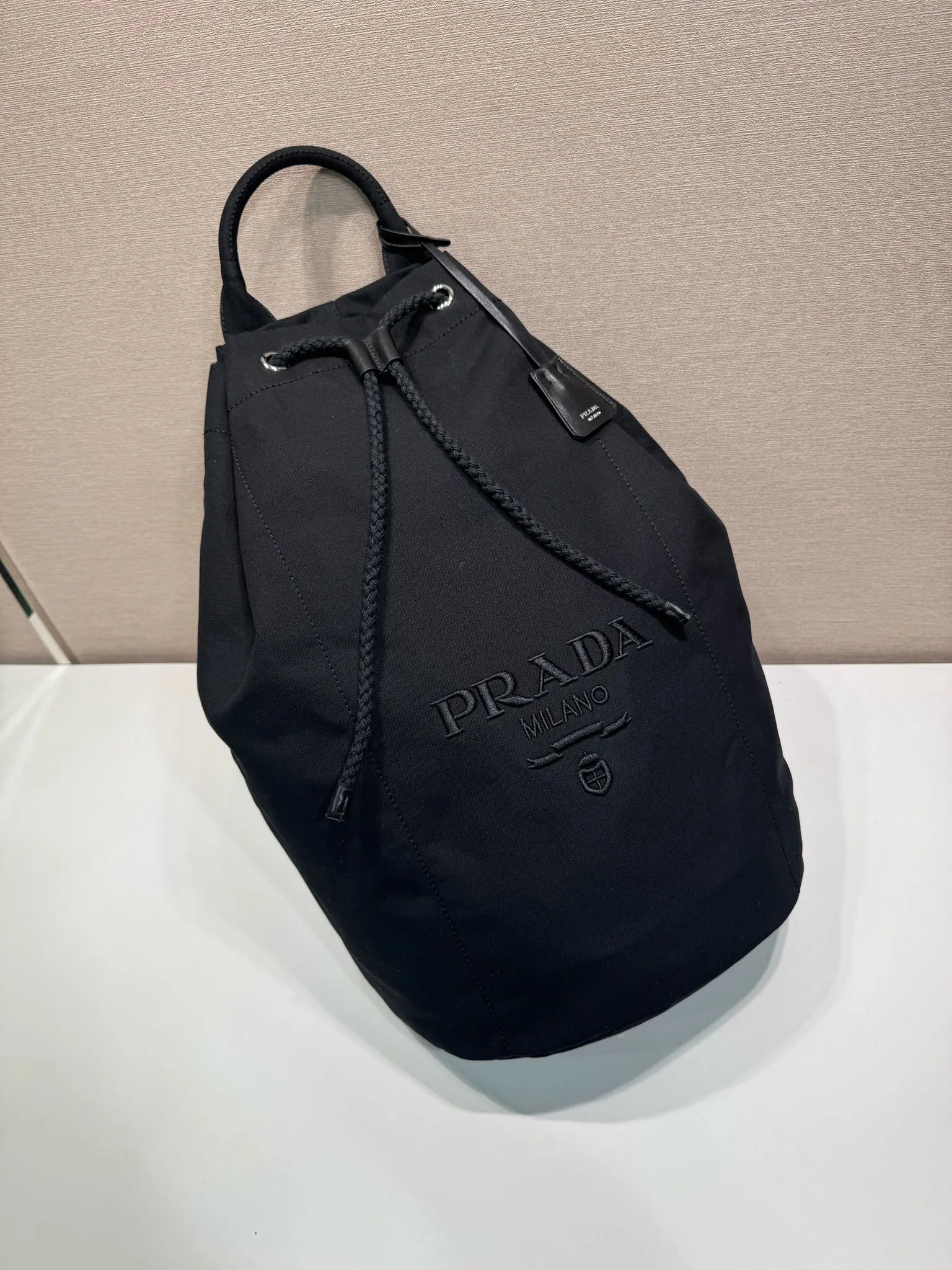 💰1360🎉New travel bag🎉2VY011🎉🎉 This linen blend drawstring travel bag interprets a light and sporty style, with adjustable and removable shoulder straps and leather trim. Tonal letter logo embroidery adds a unique, classic touch. The drawstring bag design makes the upper body very fashionable. This is the latest and most fashionable travel bag since ancient times. It has a lot of space. Get it now🎉🎉Length 34xH 55x㡳34cm🎉🎉🎉💰💰💰
